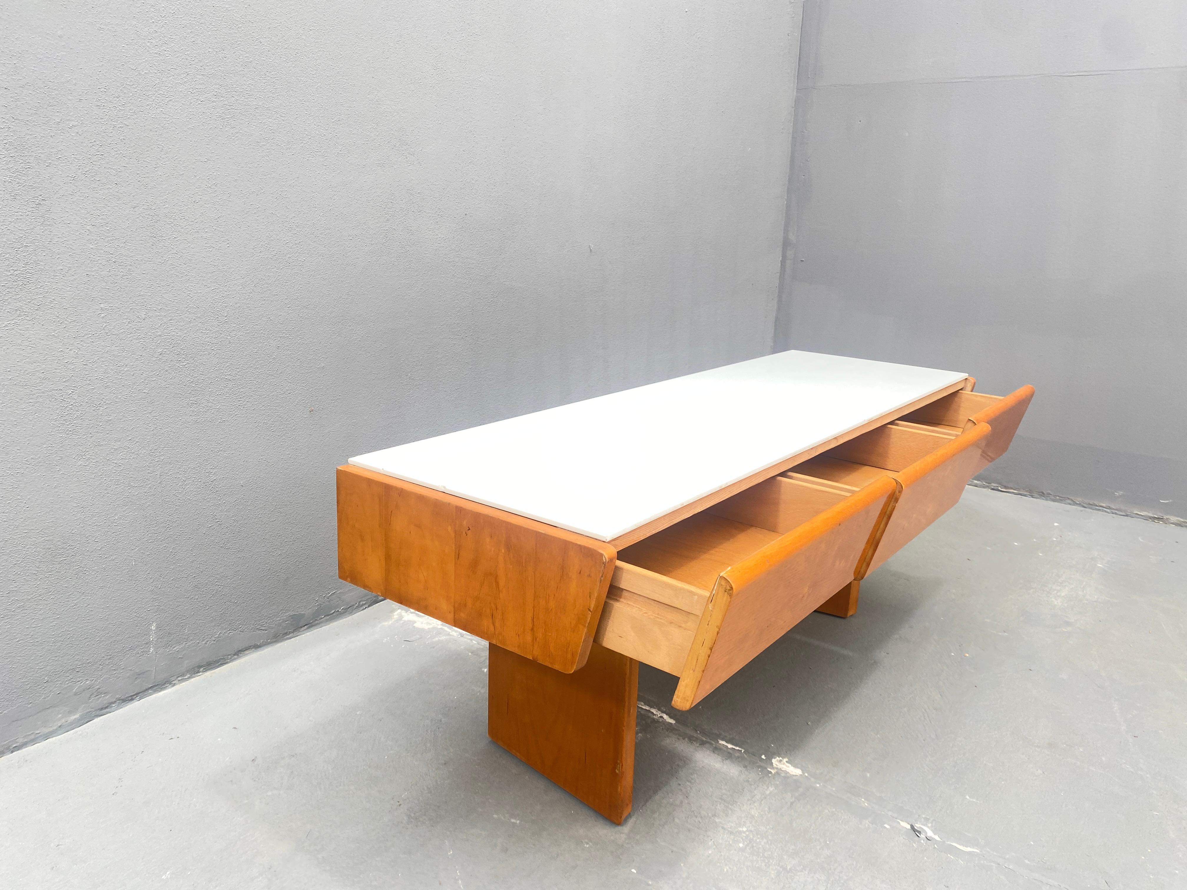 Consola baja vintage de madera con cristal opalino, 1960 en venta 7