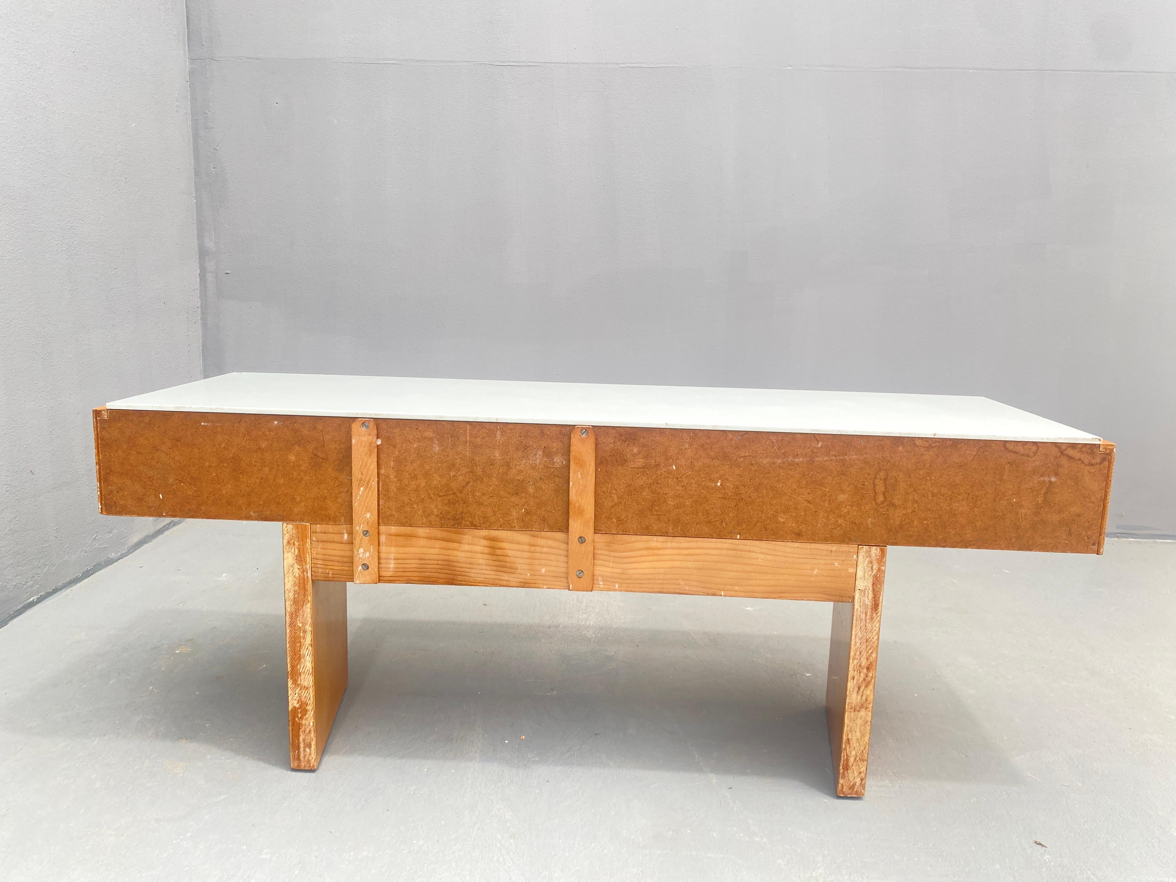 Consola baja vintage de madera con cristal opalino, 1960 en venta 8