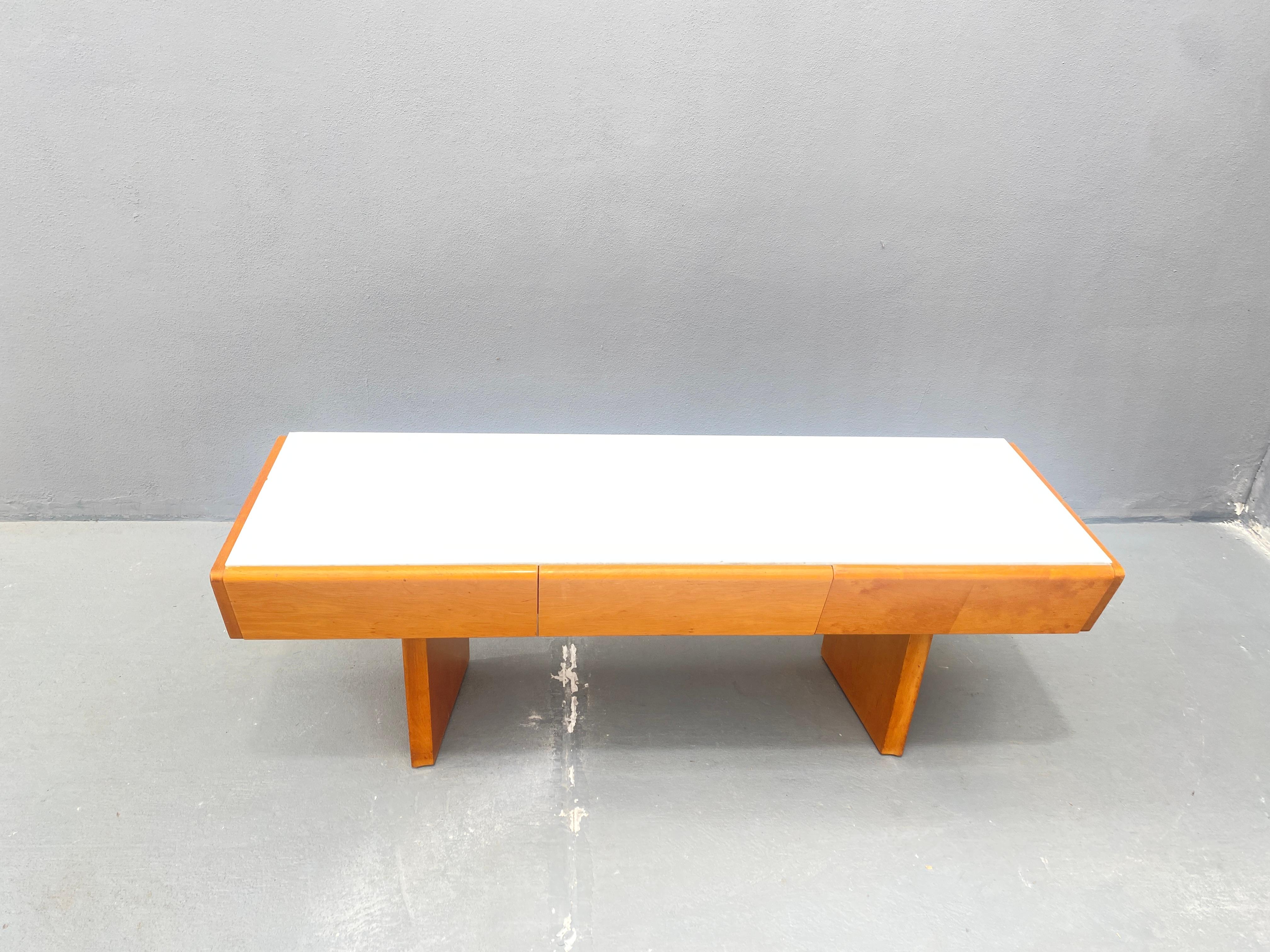 Consola baja vintage de madera con cristal opalino, 1960 Art Decó en venta