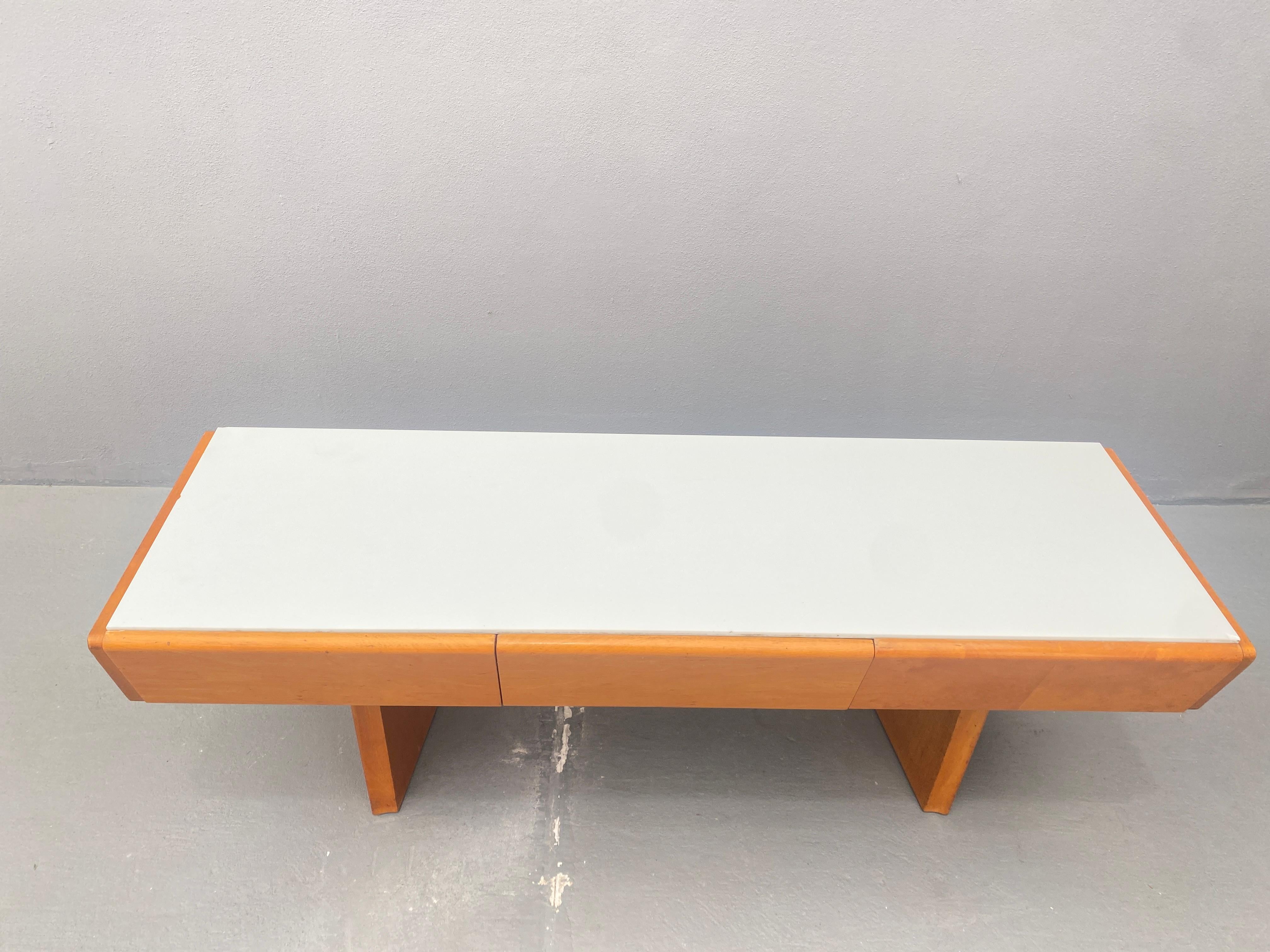Consola baja vintage de madera con cristal opalino, 1960 Checo en venta