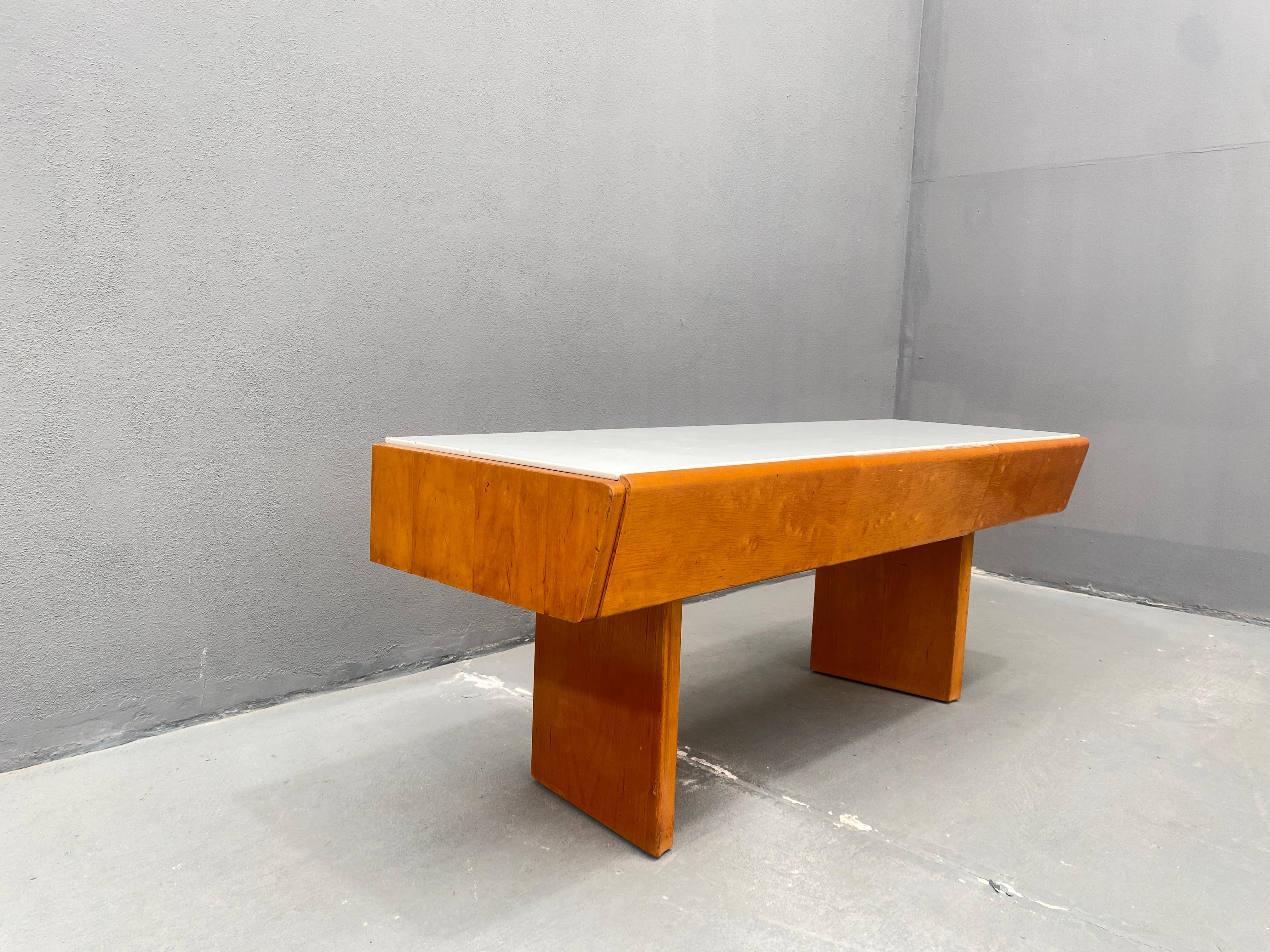 Consola baja vintage de madera con cristal opalino, 1960 en Bueno estado para la venta en Prague 8, CZ