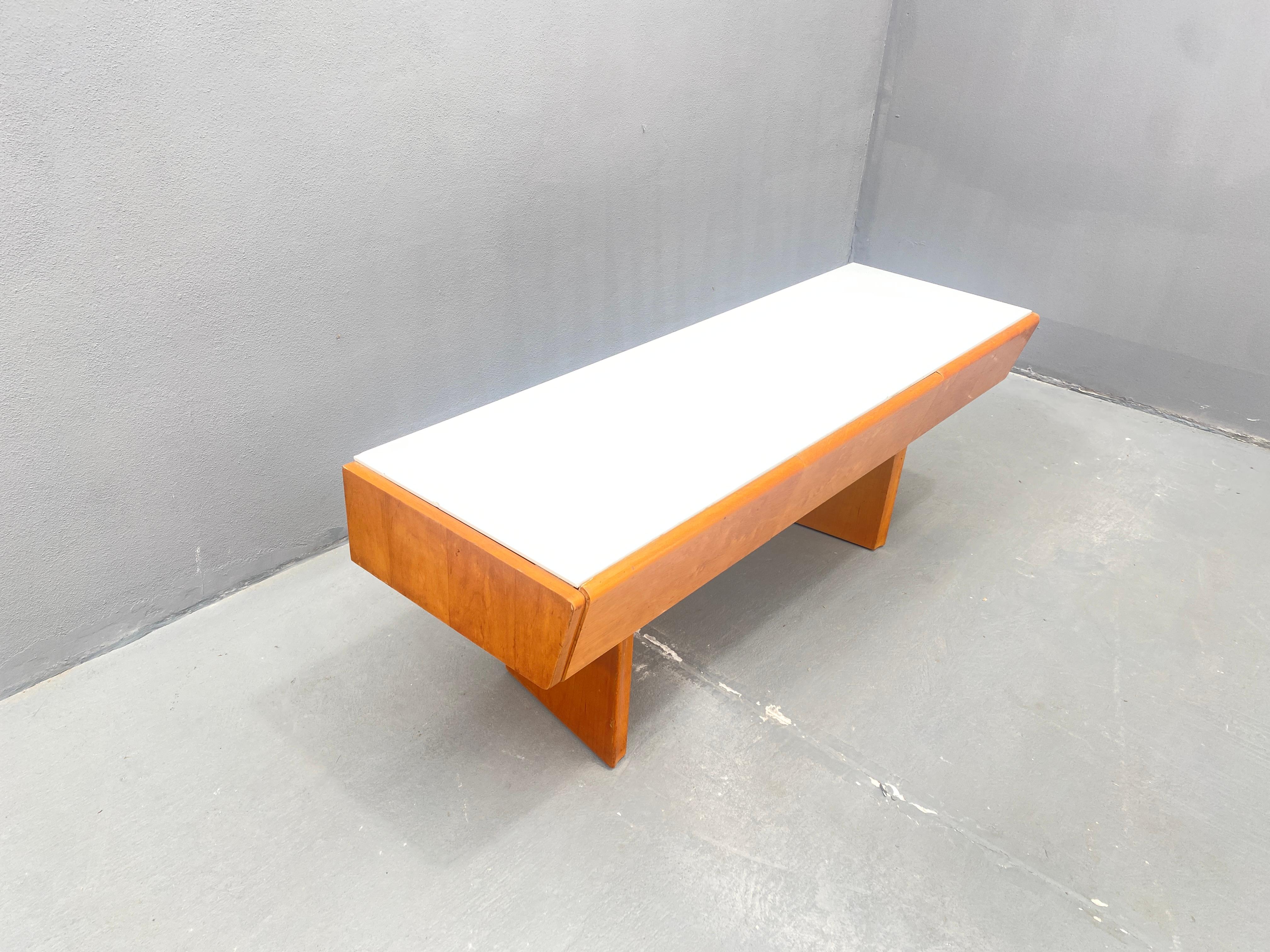 Consola baja vintage de madera con cristal opalino, 1960 siglo XX en venta