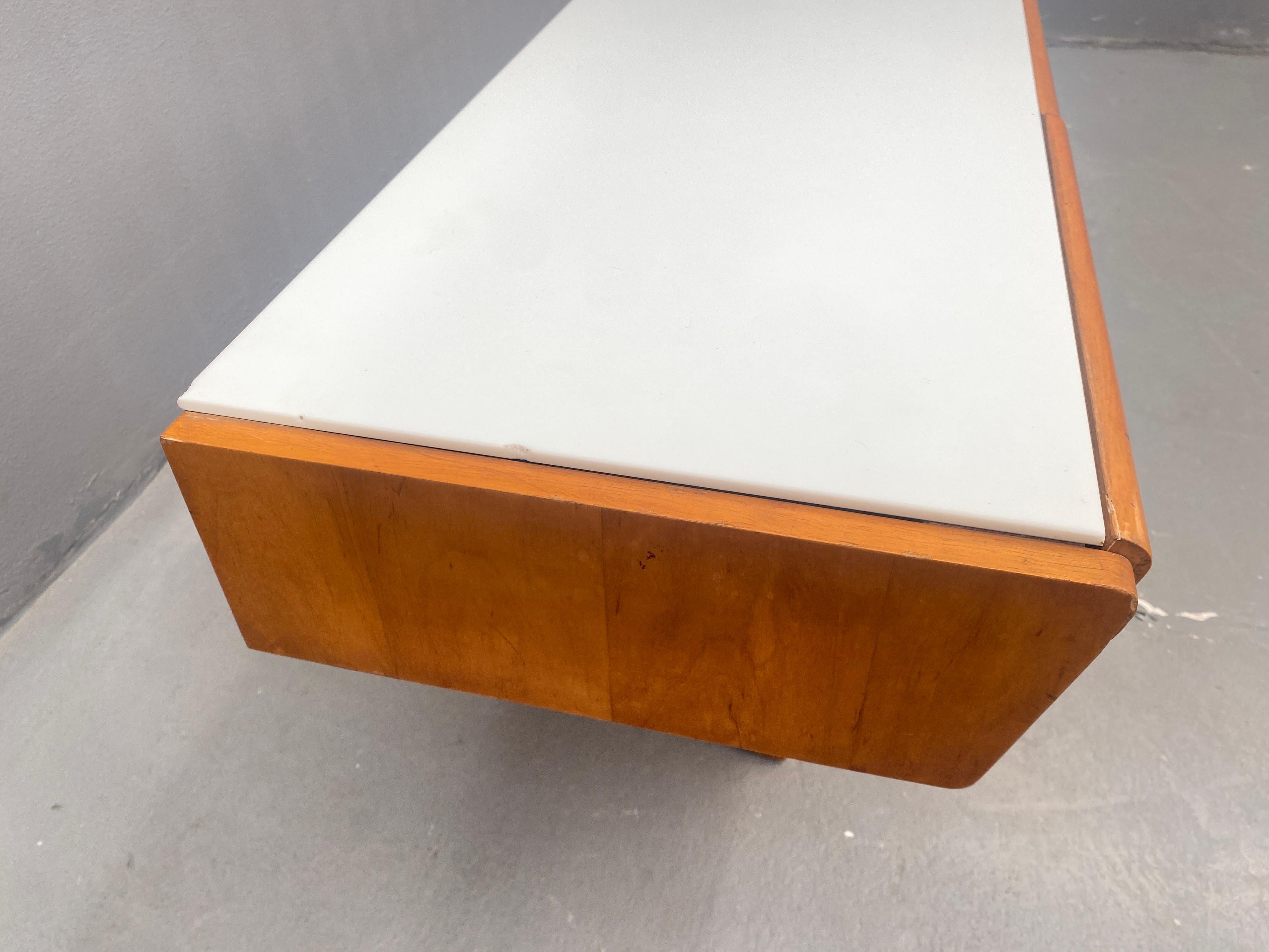 Consola baja vintage de madera con cristal opalino, 1960 Vidrio en venta