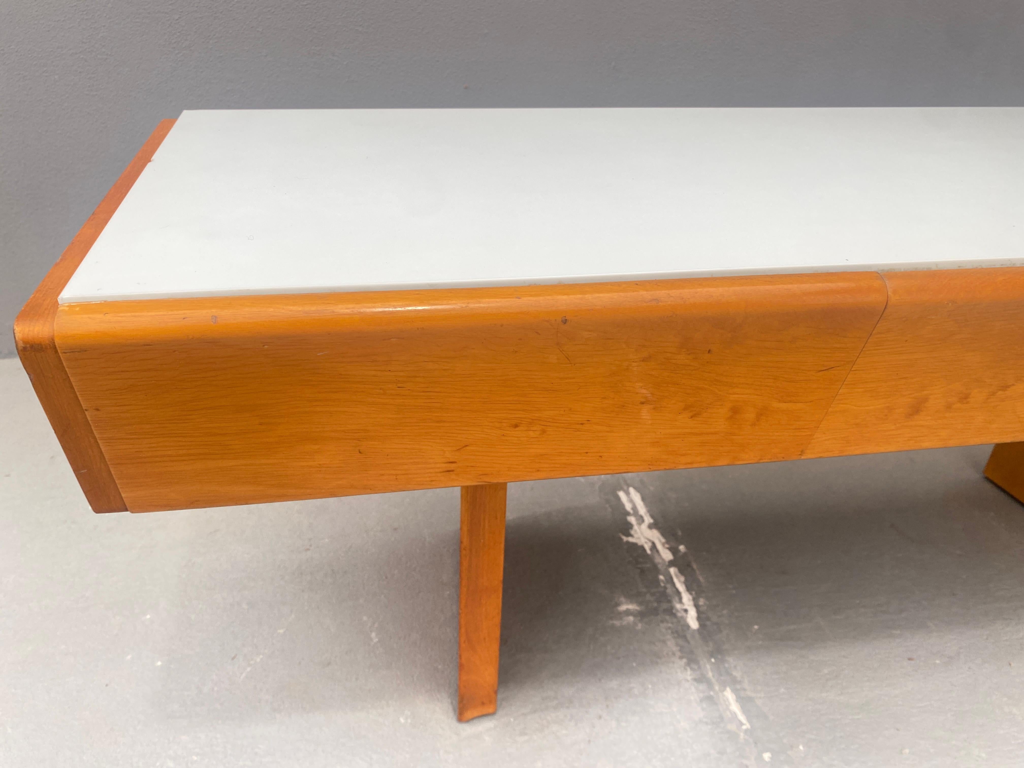 Consola baja vintage de madera con cristal opalino, 1960 en venta 1