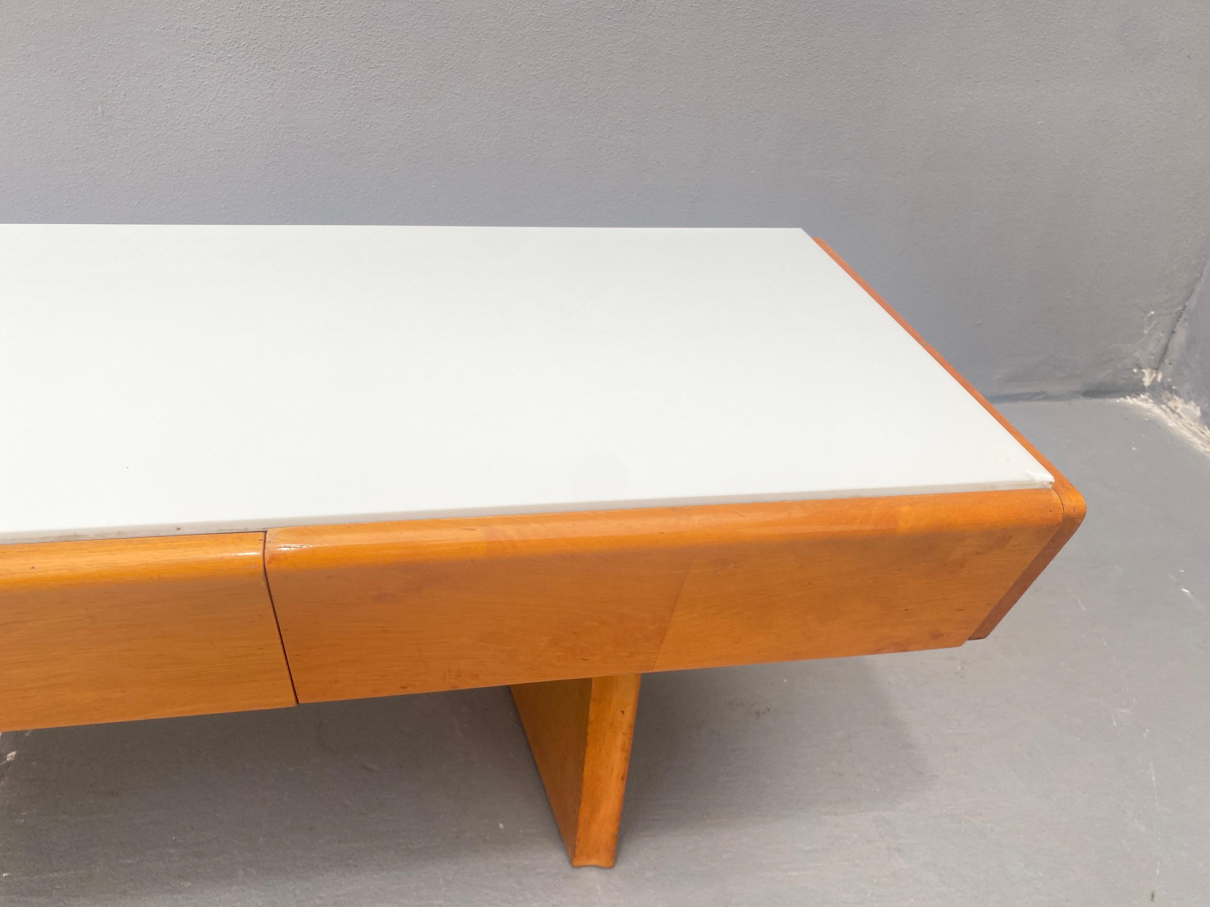 Consola baja vintage de madera con cristal opalino, 1960 en venta 2