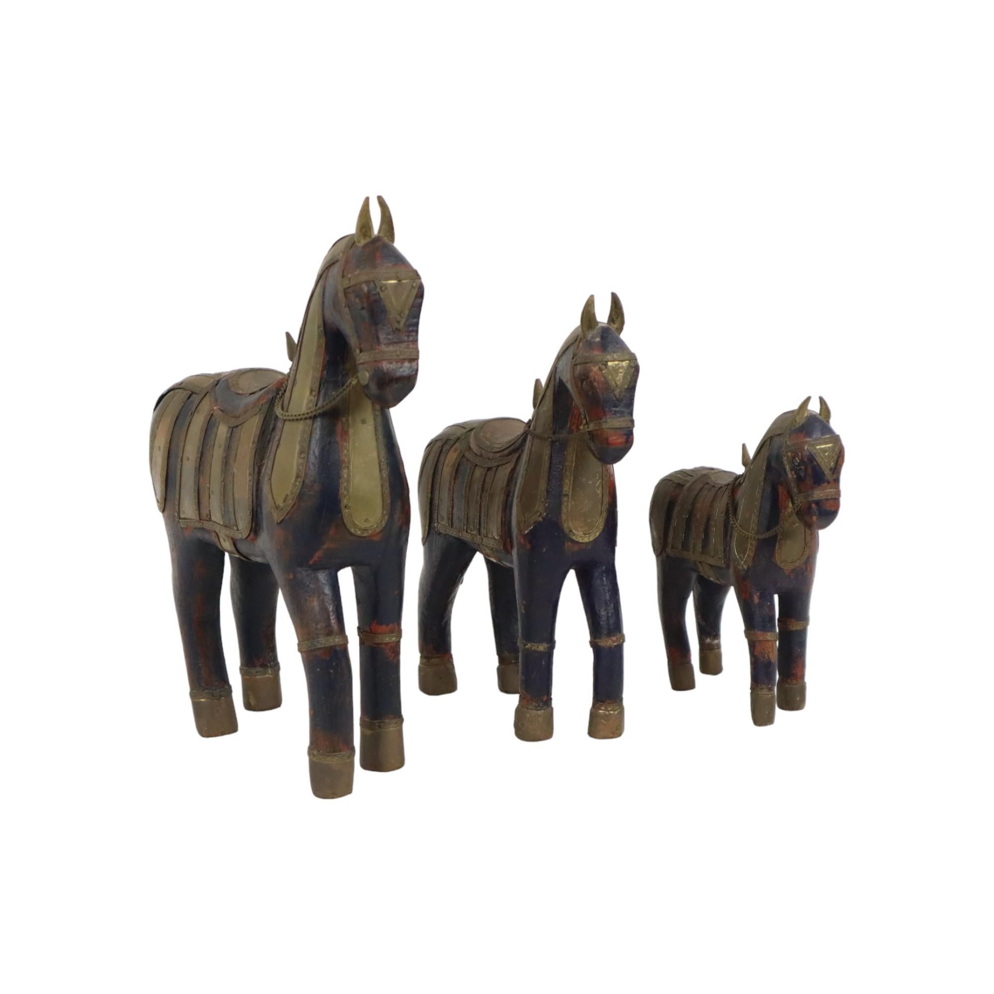 Indien Statues vintage chevaux Marwari en bois, cuivre et laiton en vente