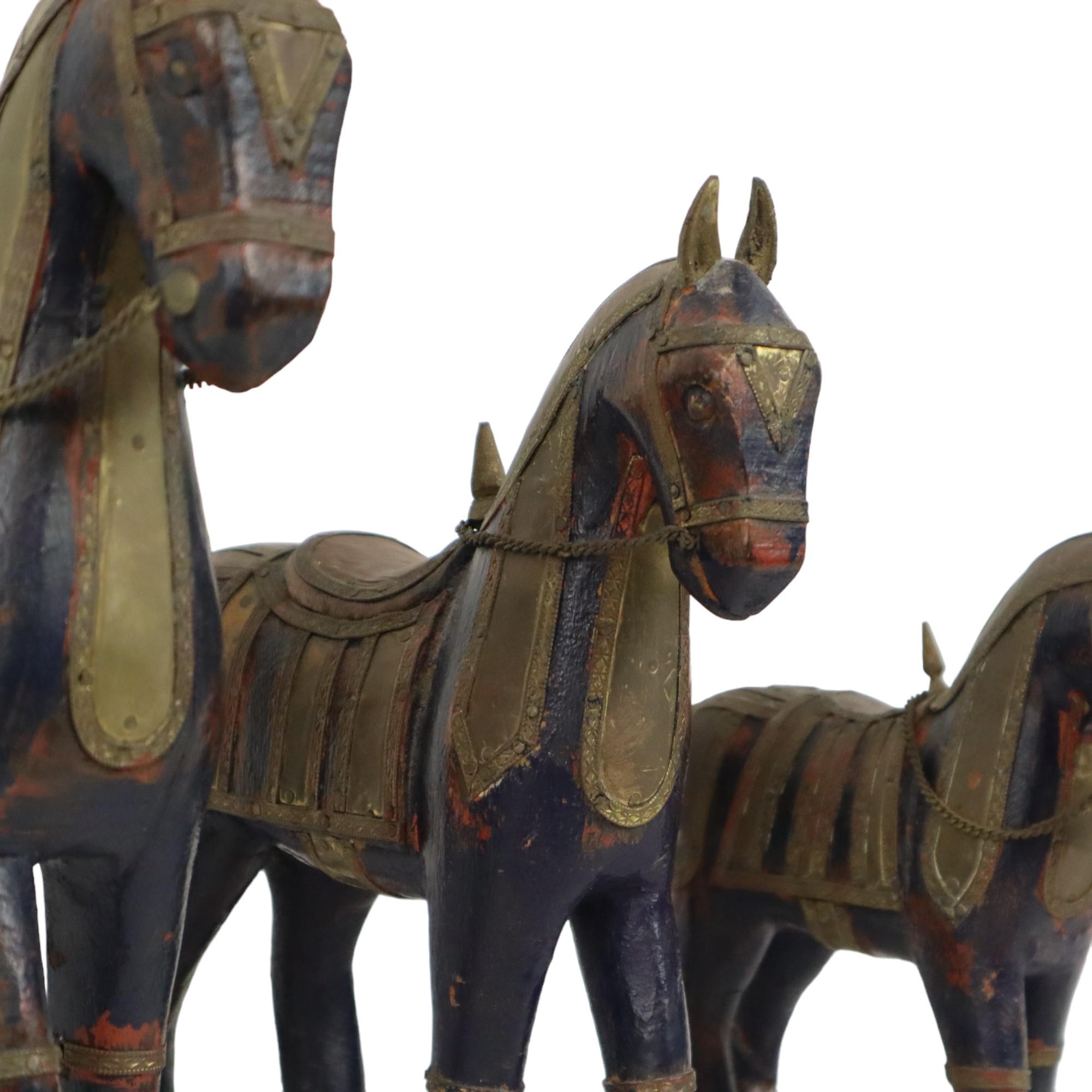 Peint à la main Statues vintage chevaux Marwari en bois, cuivre et laiton en vente