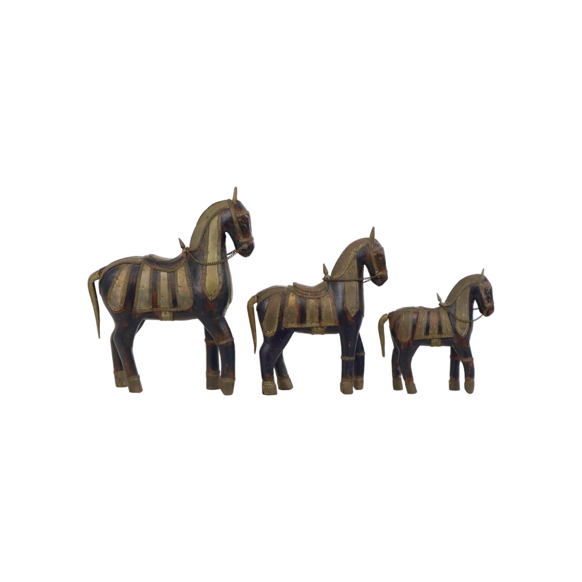 20ième siècle Statues vintage chevaux Marwari en bois, cuivre et laiton en vente