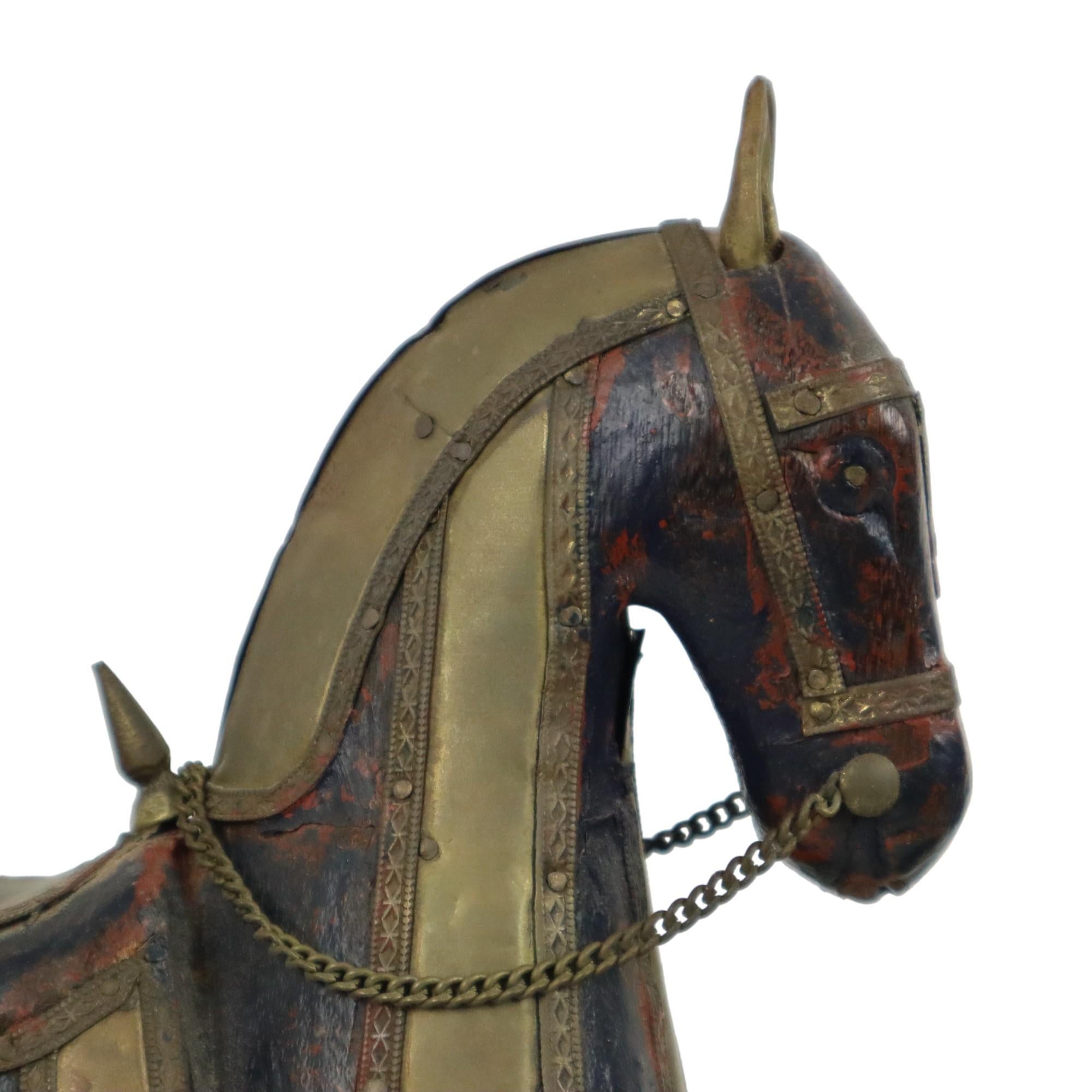 Laiton Statues vintage chevaux Marwari en bois, cuivre et laiton en vente