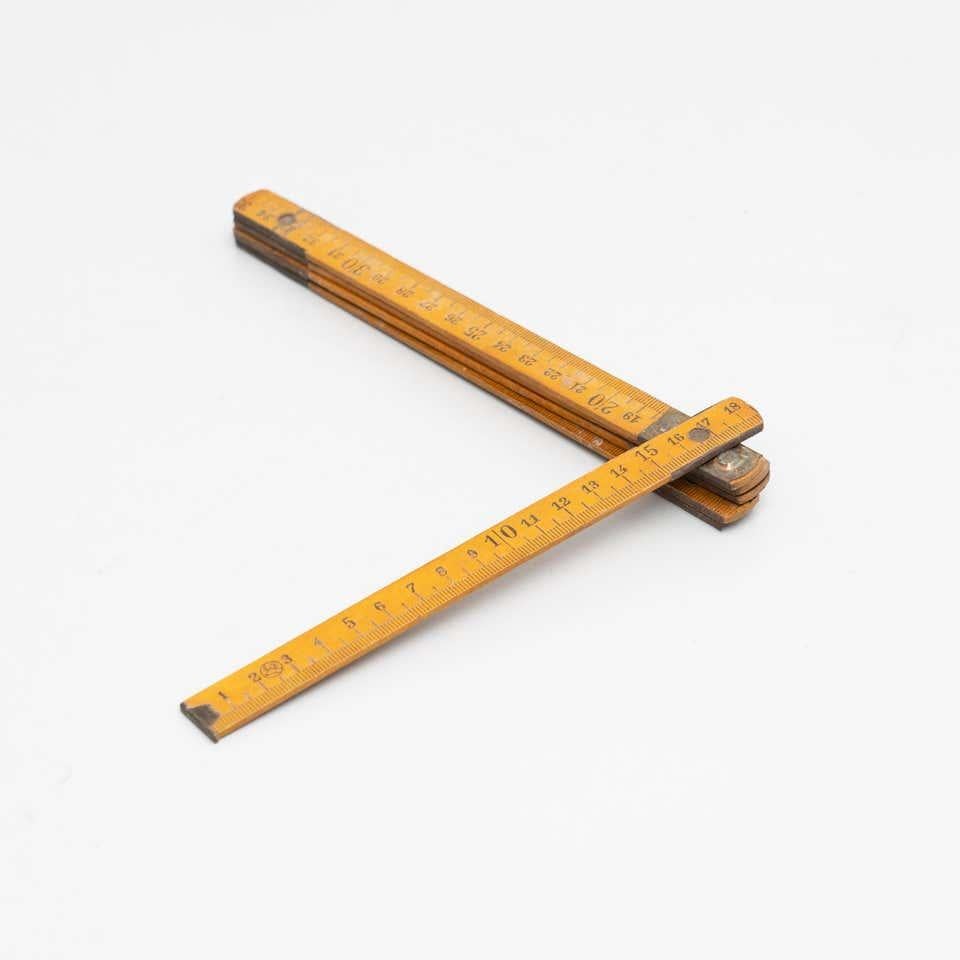 Vintage wooden traditional measuring stick, by an unknown designer.
Manufactured in Spain, circa 1950.

In good original condition, with minor wear consistent with age and use, preserving a beautiful patina.

Materials:
Wood.
