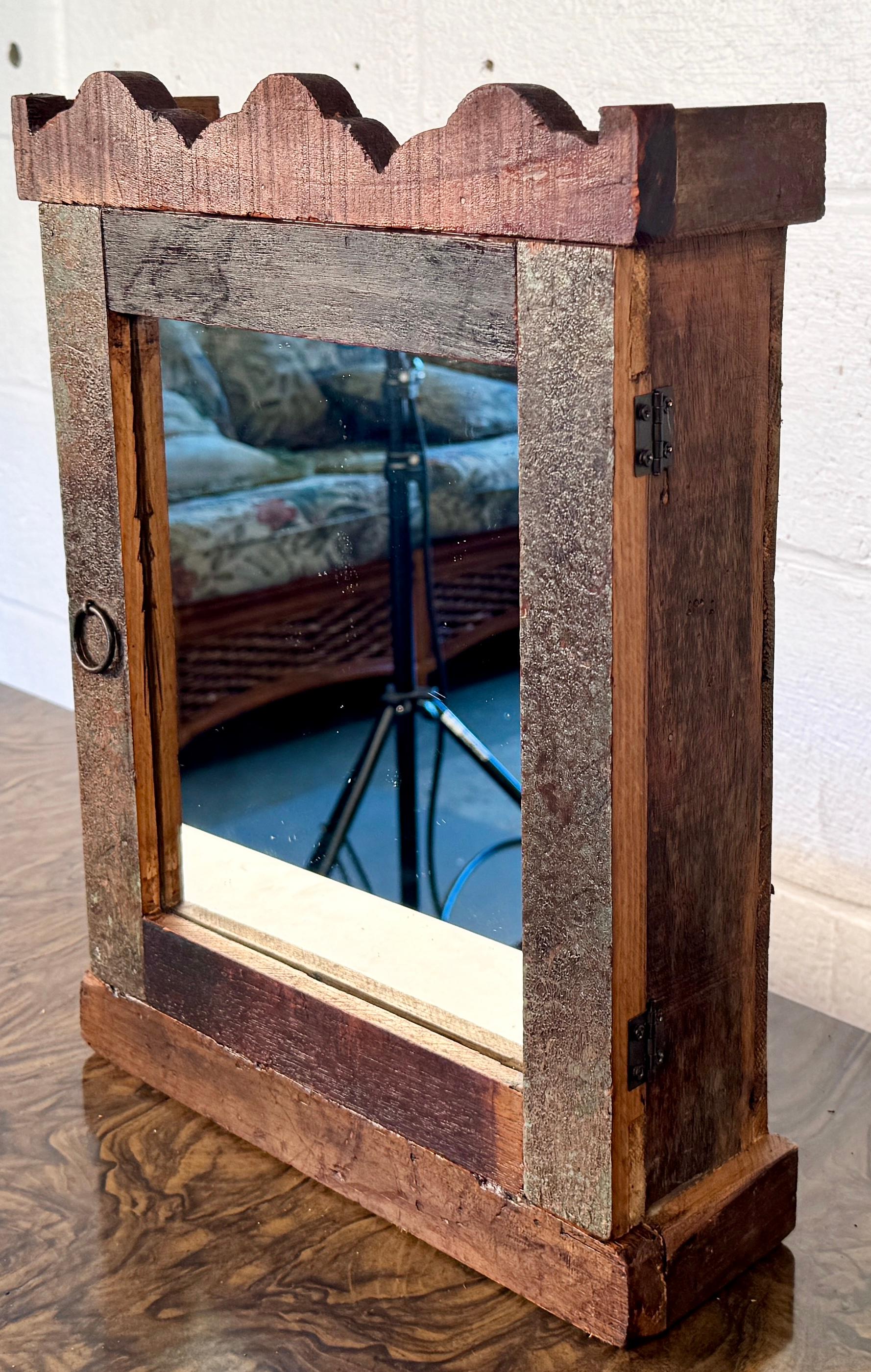 Eleva il tuo bagno o il tuo ingresso con questo armadietto dei medicinali sospeso in legno vintage, un pezzo di ottima fattura che unisce la funzionalità quotidiana al design classico.

Si prega di confermare la posizione del venditore (NY o NJ).