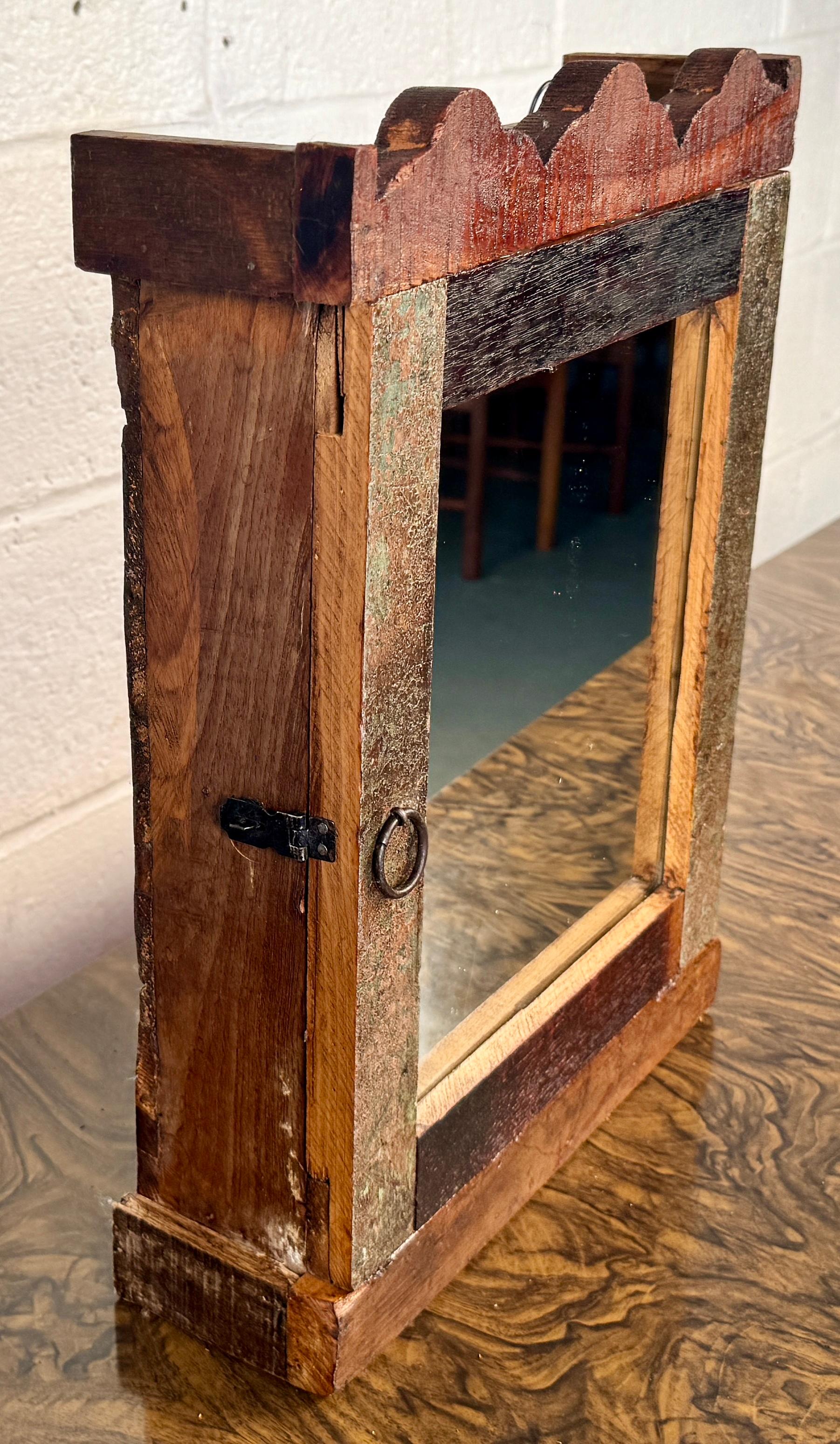 Mid-Century moderno Armadietto per medicinali in legno vintage con specchio in vendita