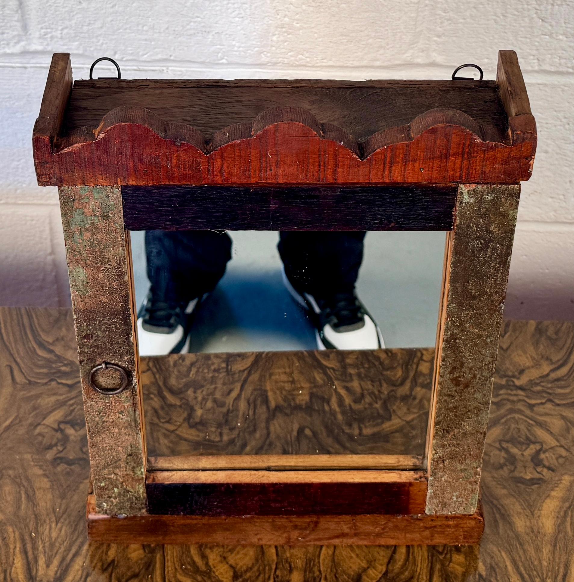 Armadietto per medicinali in legno vintage con specchio In condizioni buone in vendita a Brooklyn, NY