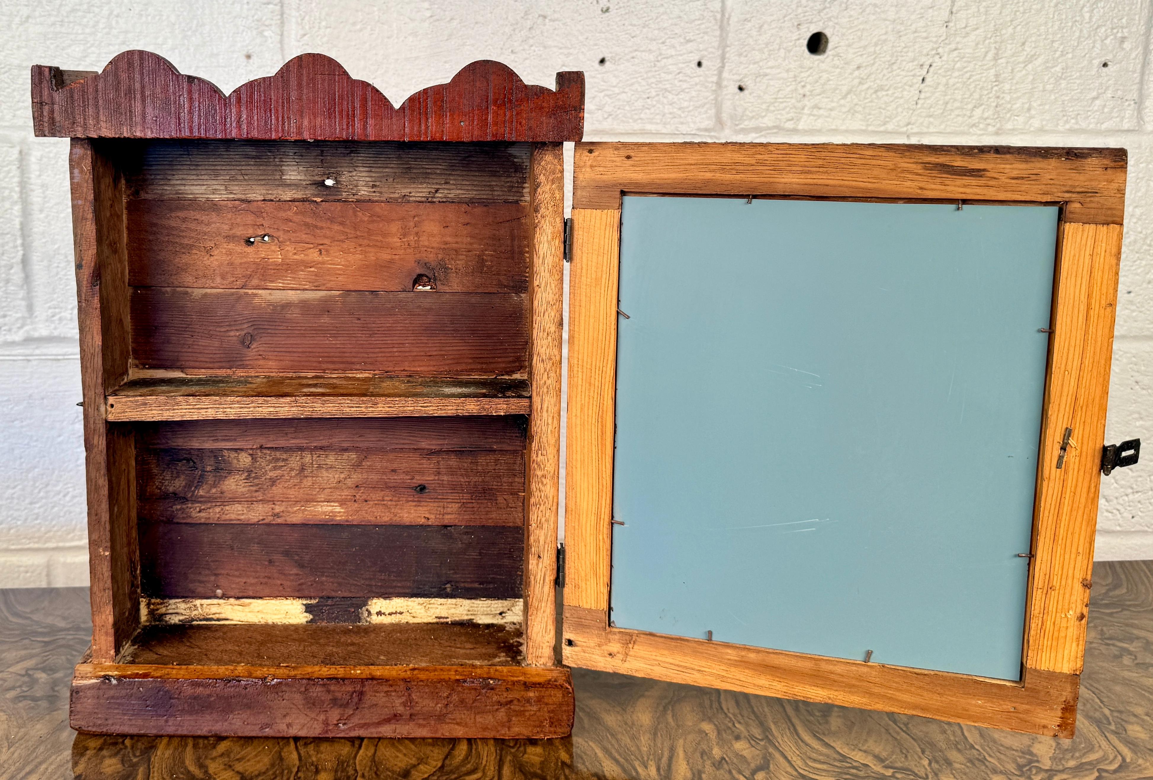 XX secolo Armadietto per medicinali in legno vintage con specchio in vendita