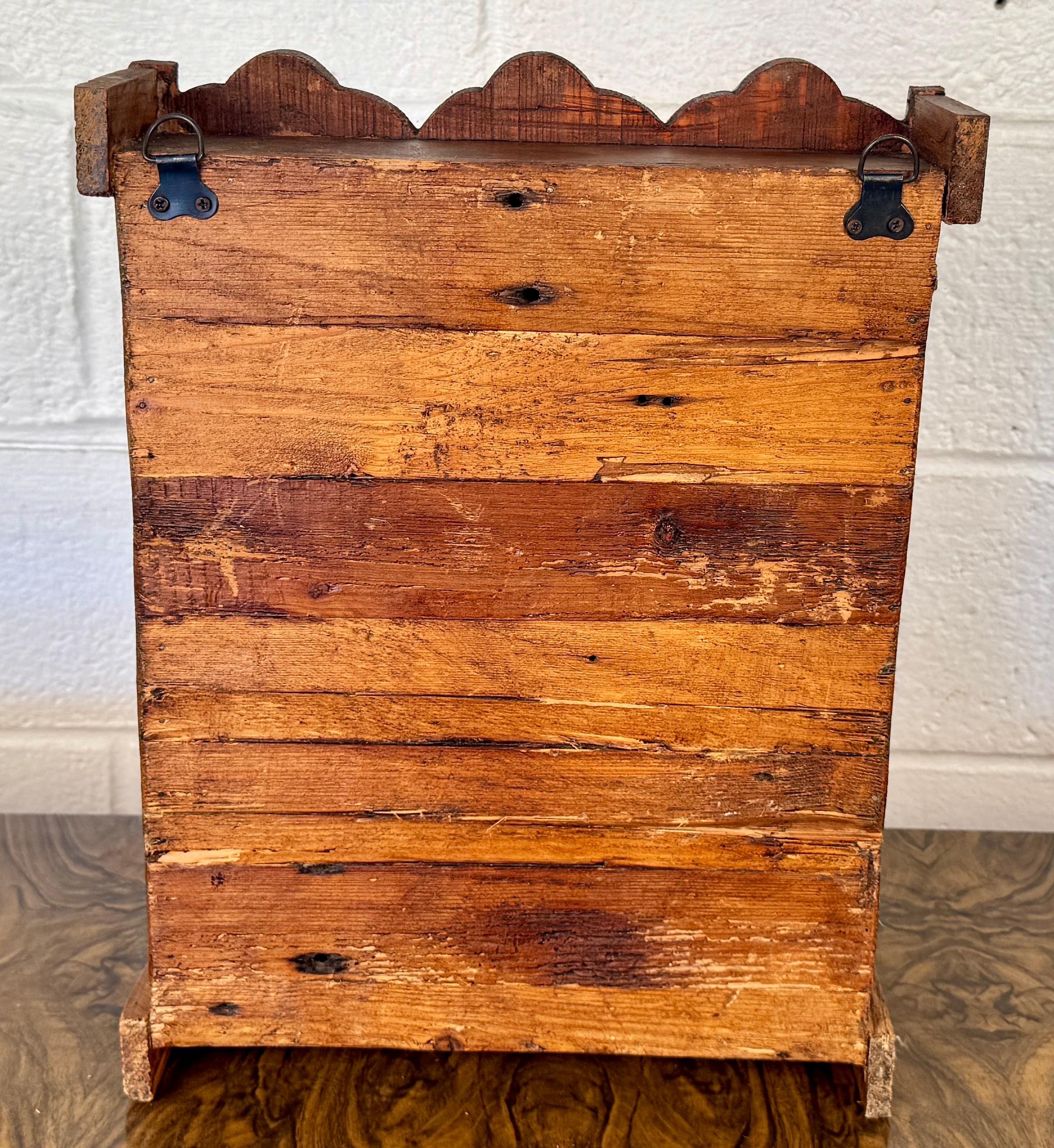 Vetro Armadietto per medicinali in legno vintage con specchio in vendita