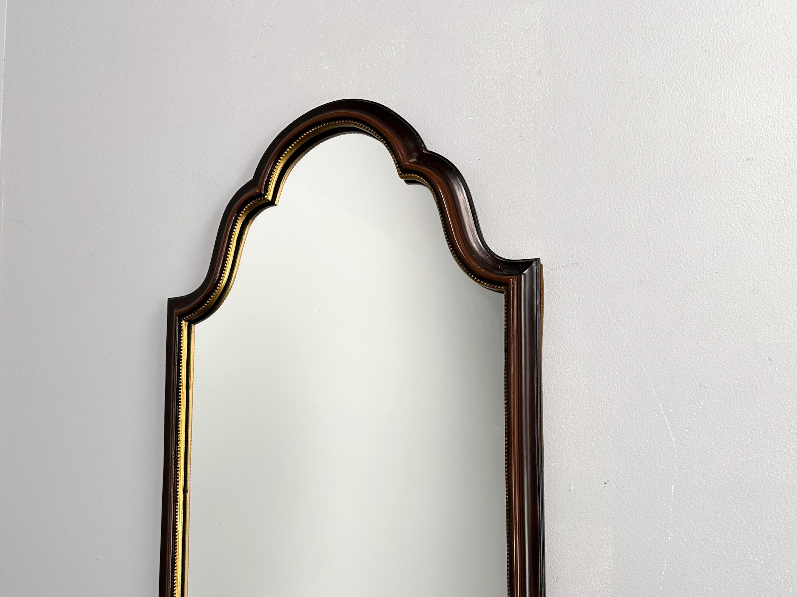 Magnifique miroir vintage en bois sculpté.