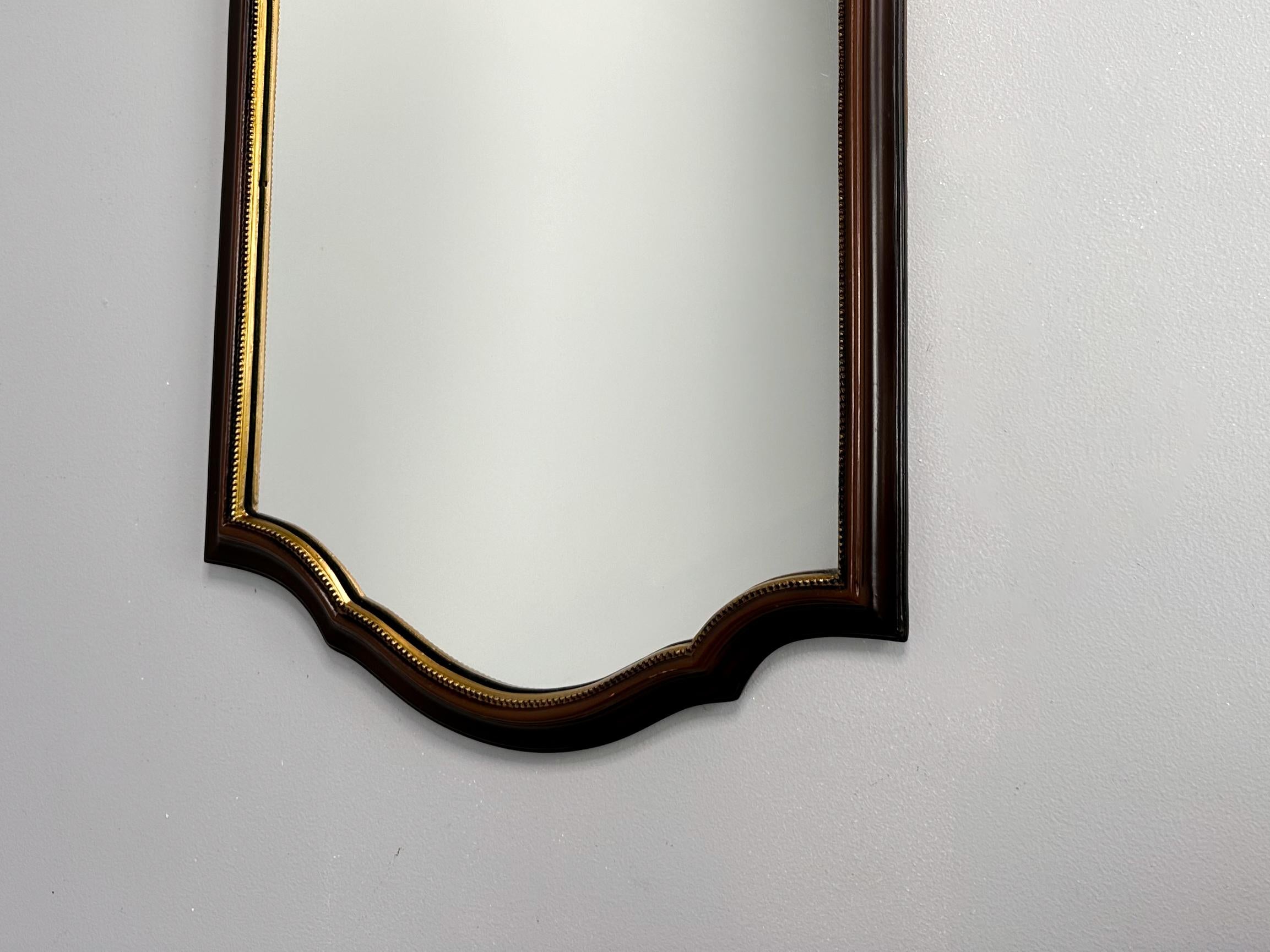 Néerlandais Miroir en bois vintage  Miroir festonné à suspendre en vente