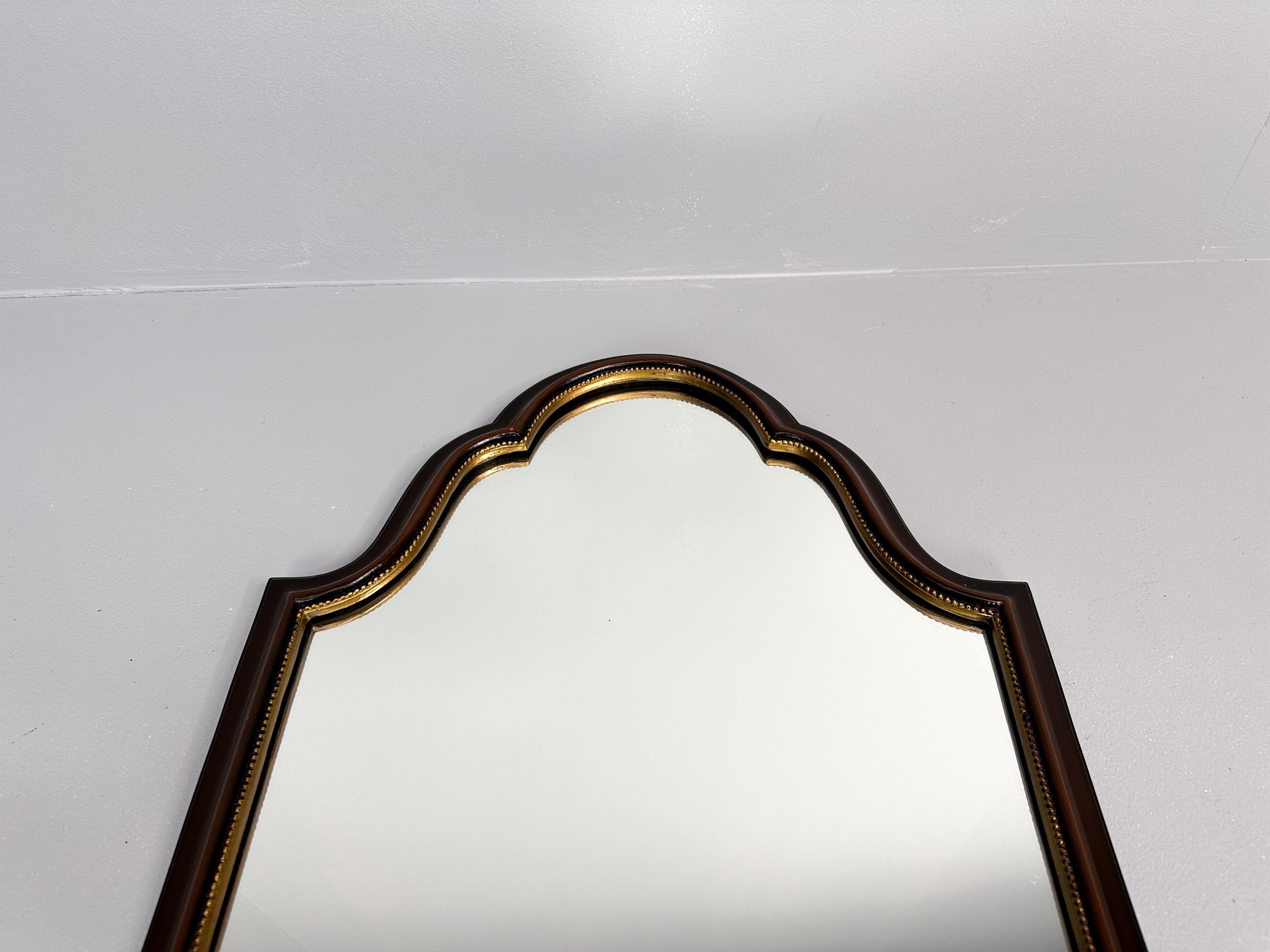 Milieu du XXe siècle Miroir en bois vintage  Miroir festonné à suspendre en vente