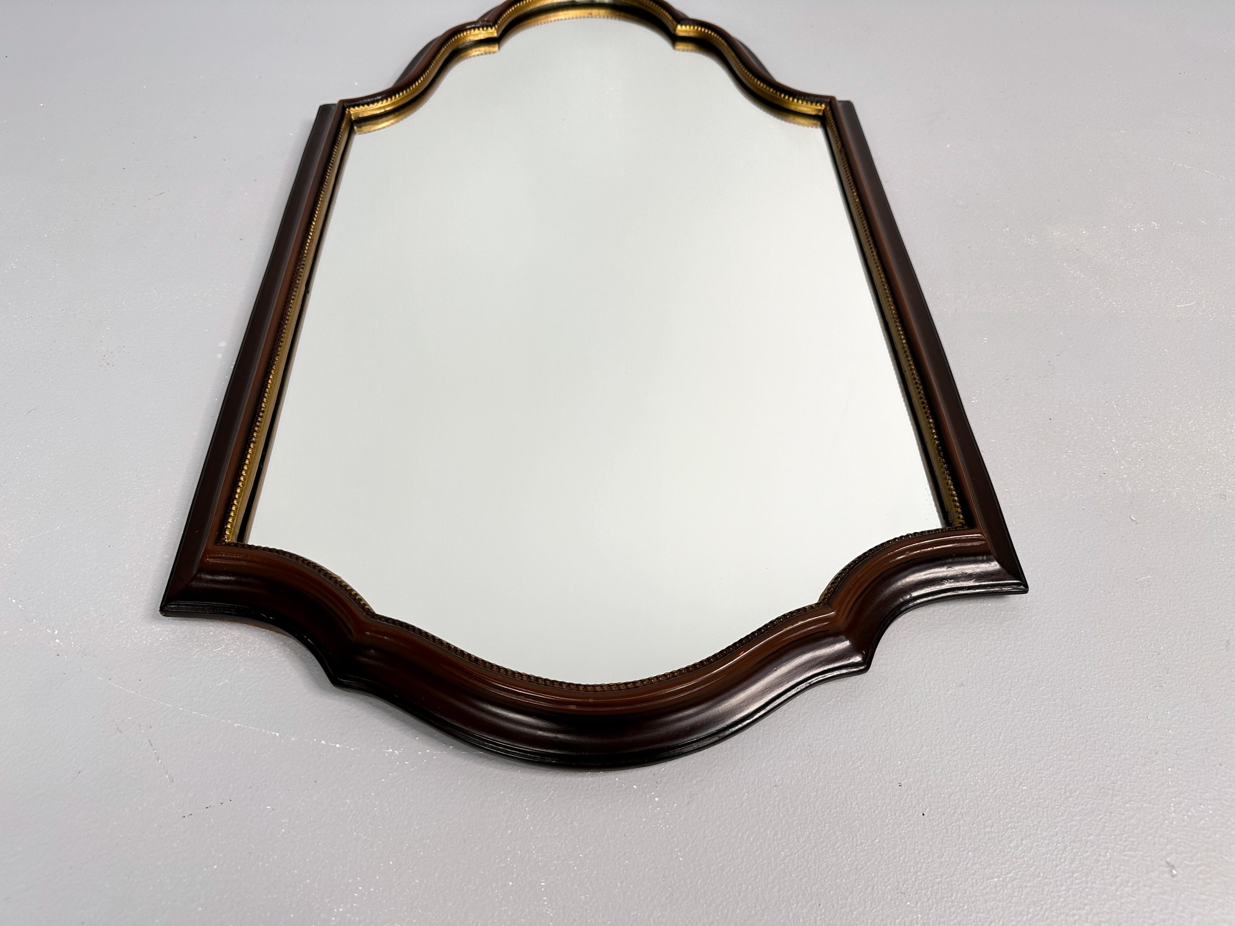 Verre Miroir en bois vintage  Miroir festonné à suspendre en vente