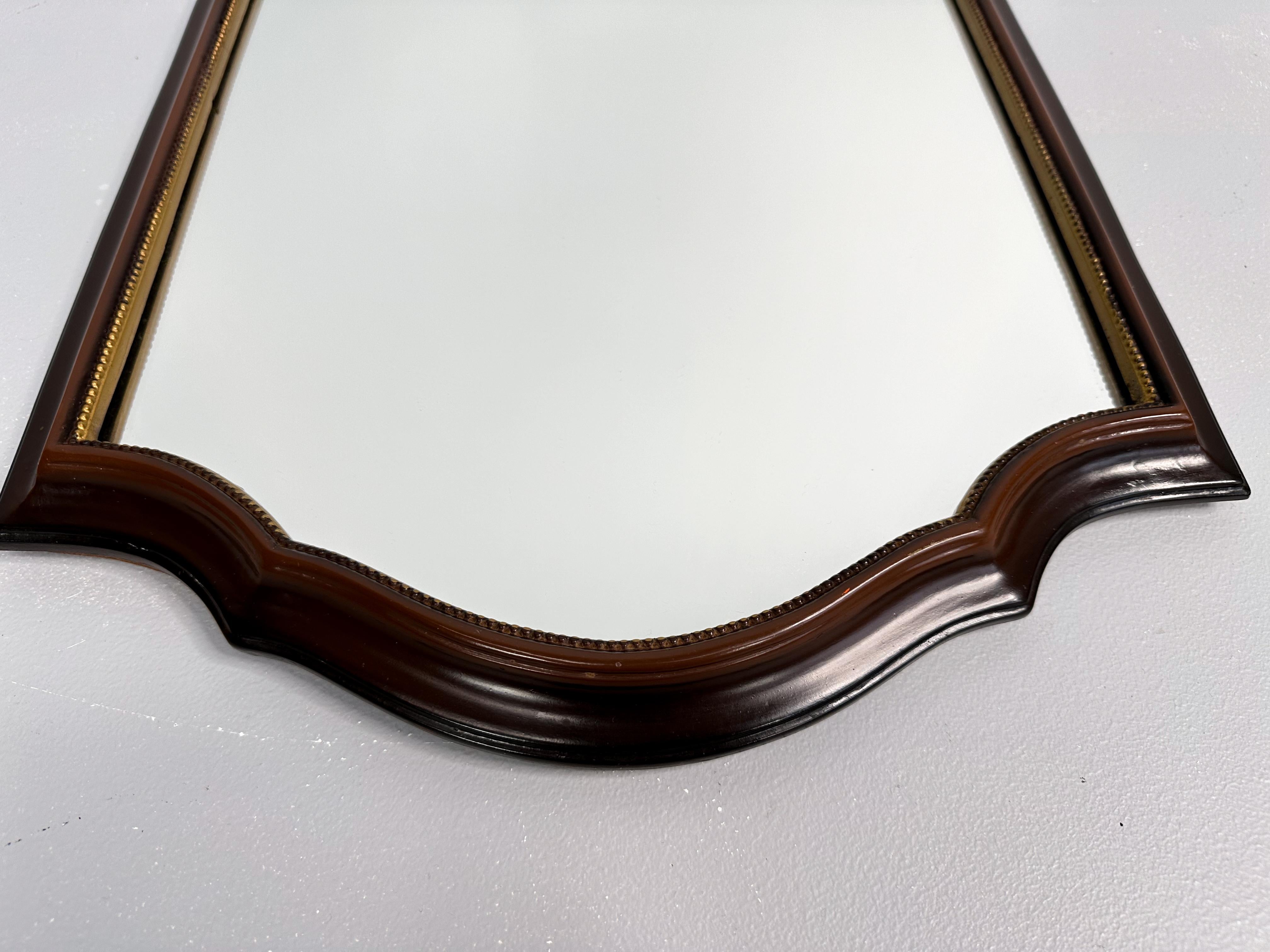 Miroir en bois vintage  Miroir festonné à suspendre en vente 1