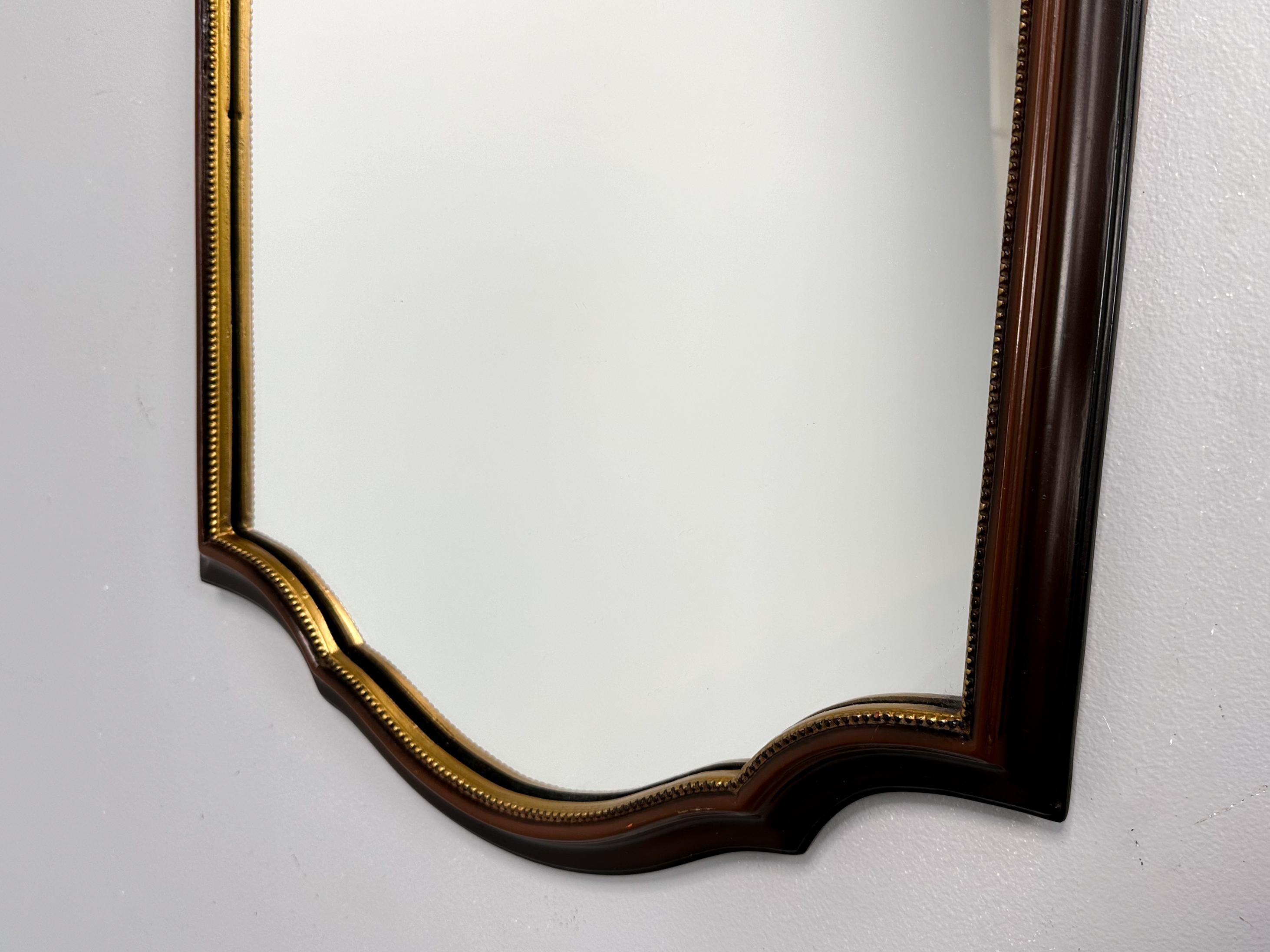 Miroir en bois vintage  Miroir festonné à suspendre en vente 2