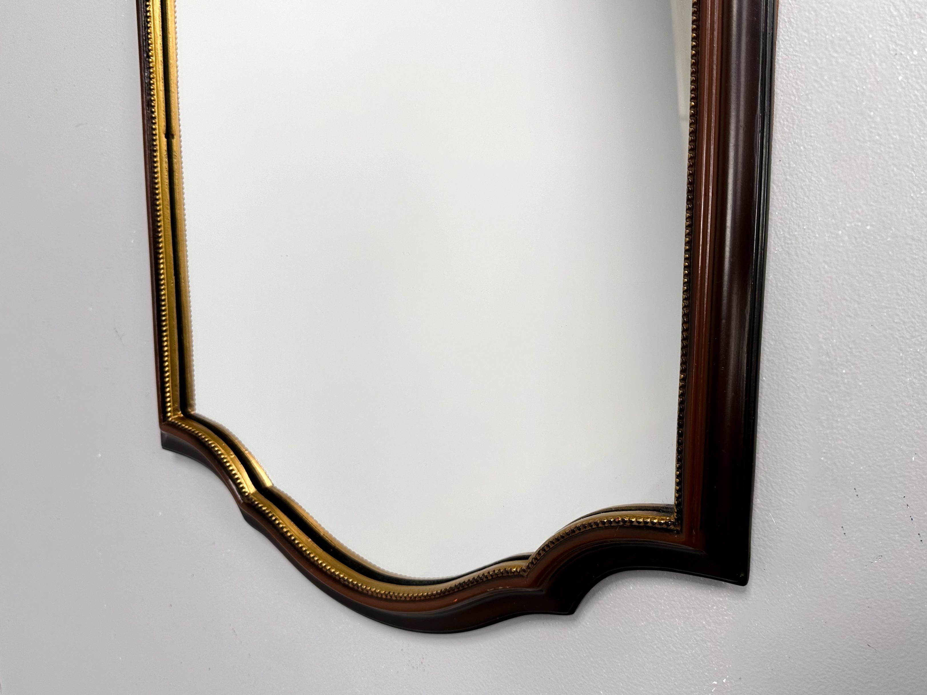 Miroir en bois vintage  Miroir festonné à suspendre en vente 3