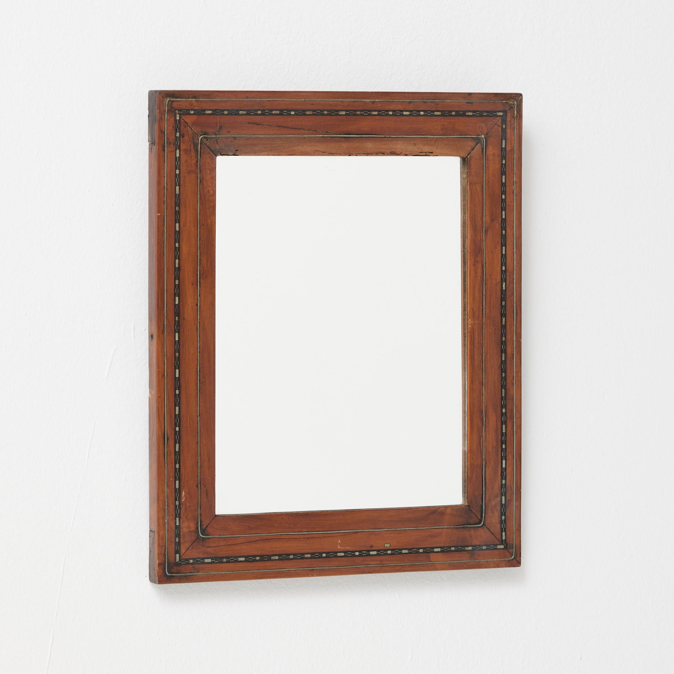 Miroir vintage en bois avec cadre incrusté, Espagne circa 1950 - Patine d'origine

Un miroir vintage des années 1950, magnifiquement vieilli, doté d'un cadre en bois massif avec de fines incrustations géométriques et d'une patine chaude et