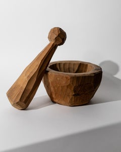 Mortaio vintage in legno intagliato a mano di forma brutalista, anni '70