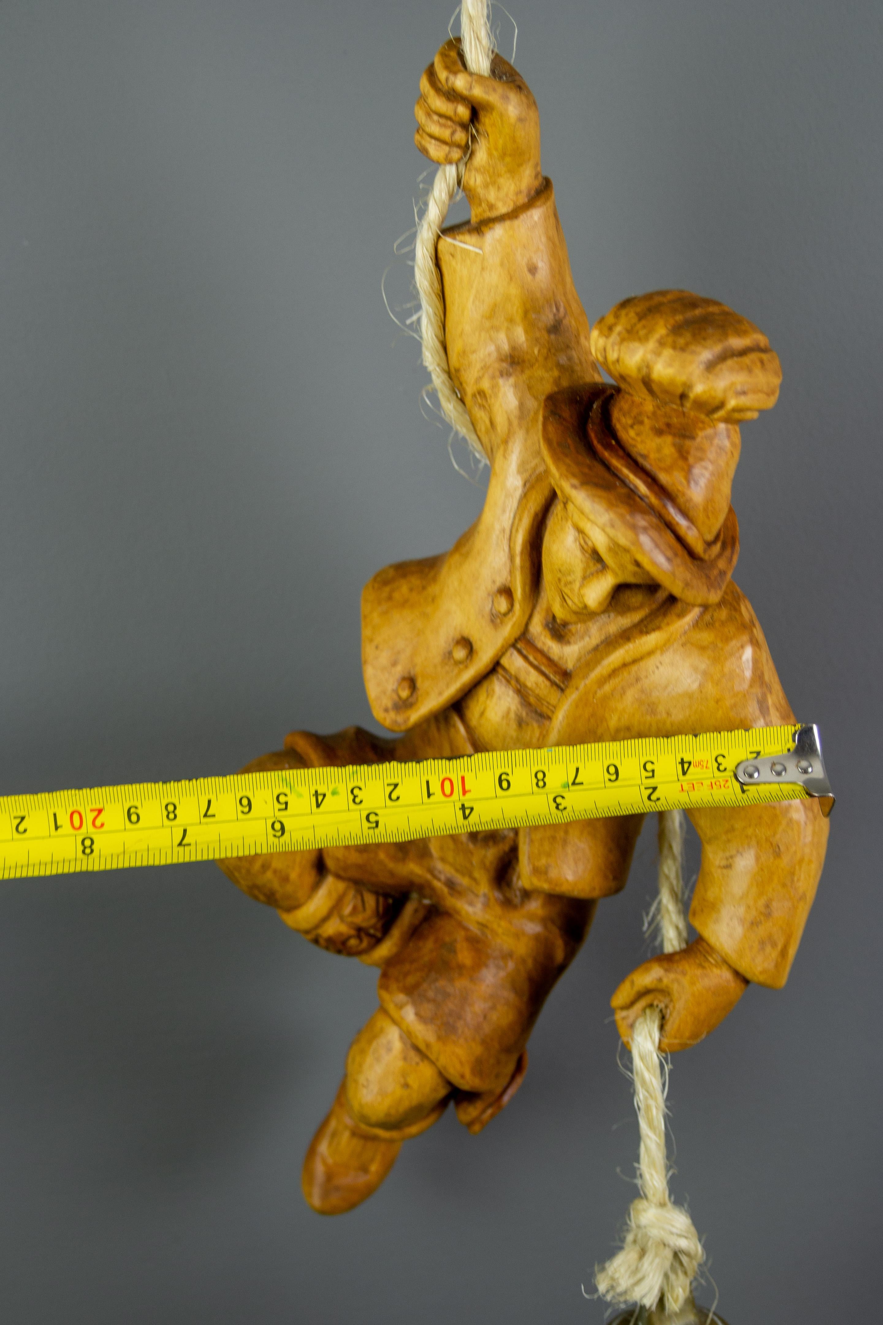 Holz-Bergsteiger-Figur mit Glocke aus Messing und Eisen-Wandhalterung im Angebot 2