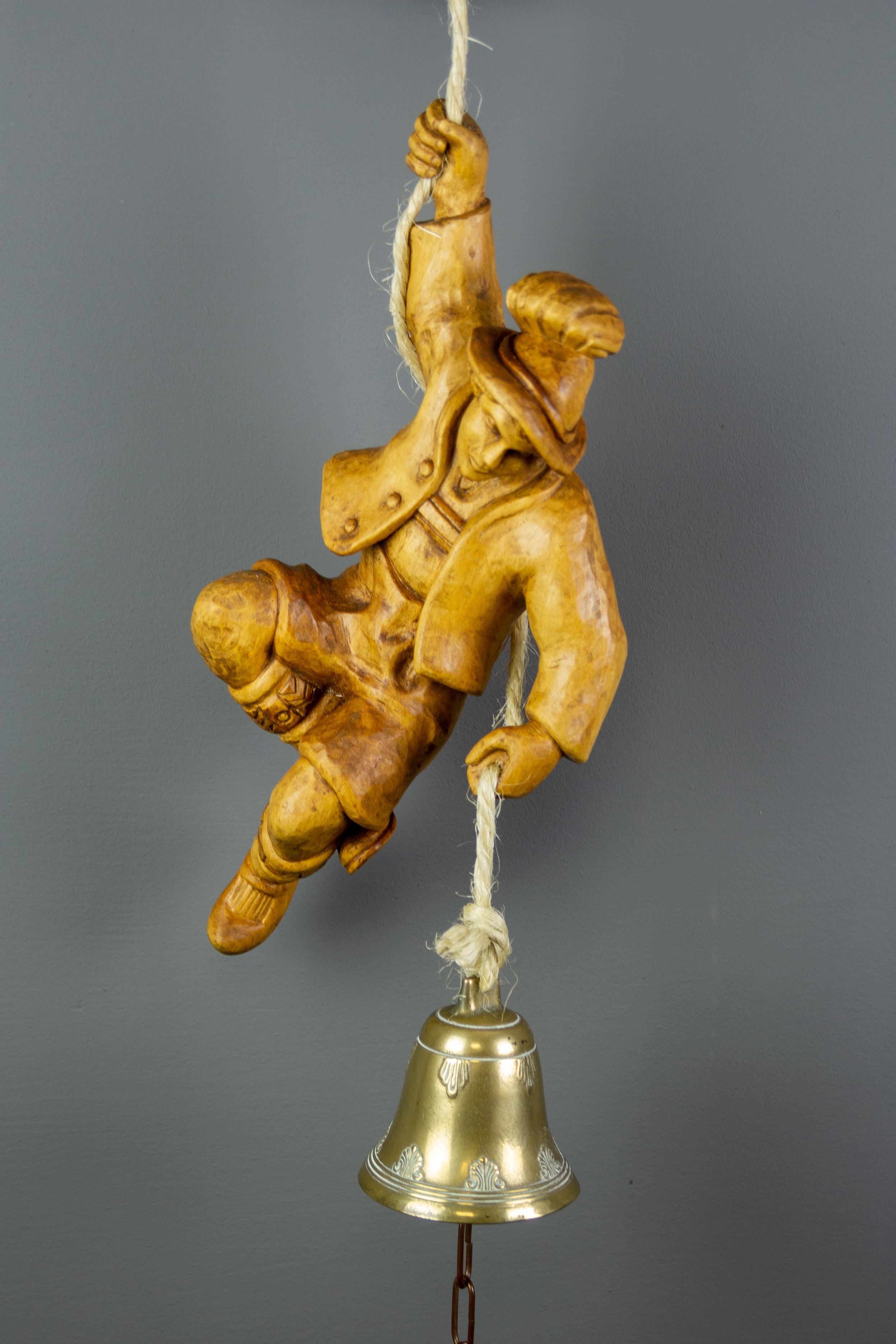 Holz-Bergsteiger-Figur mit Glocke aus Messing und Eisen-Wandhalterung (Metall) im Angebot