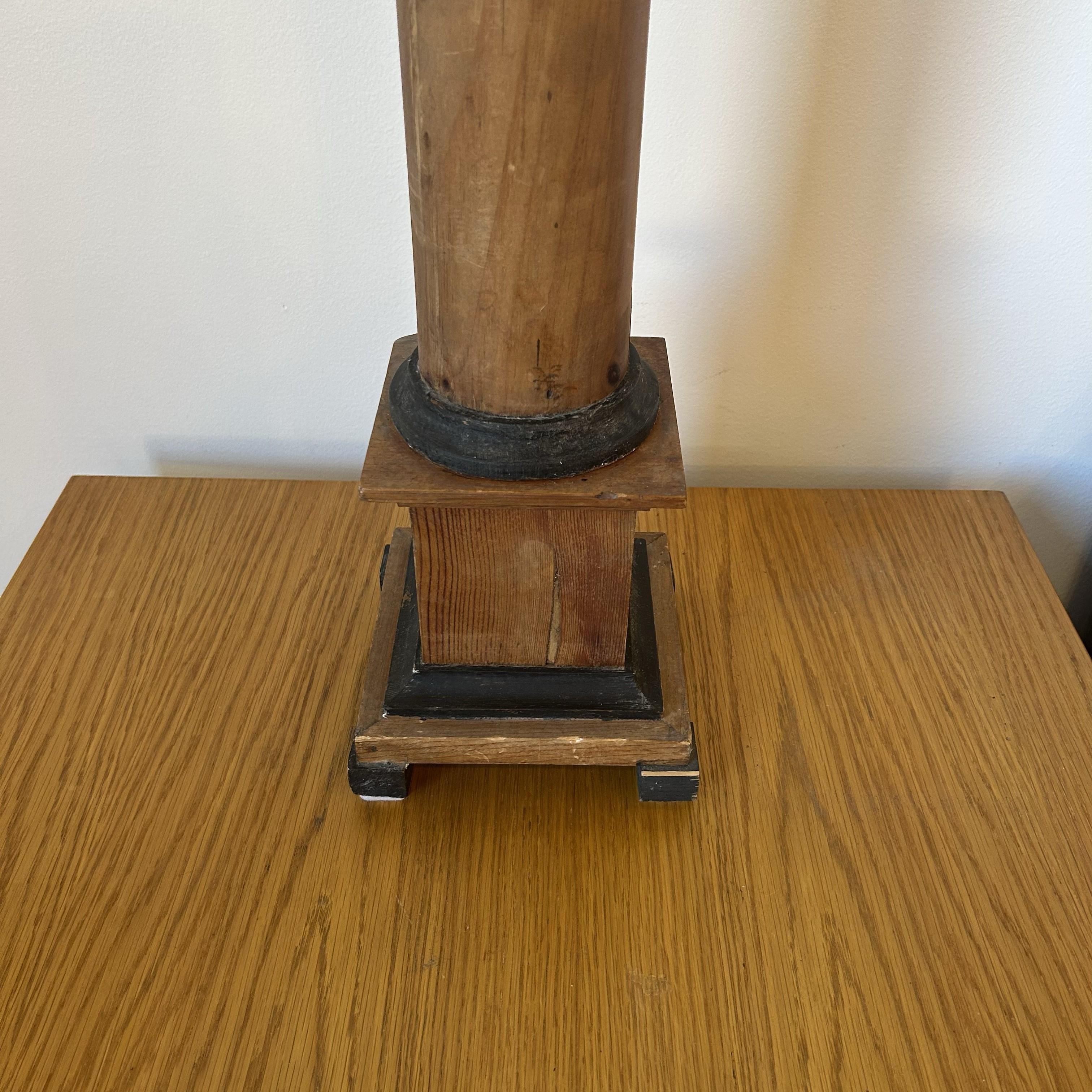 Vintage Newel Holzpfosten, jetzt als dekorative Säule verwendet. 
Schöne Details, Patina und charmante Gebrauchsspuren machen es zu einem einzigartigen Stück.