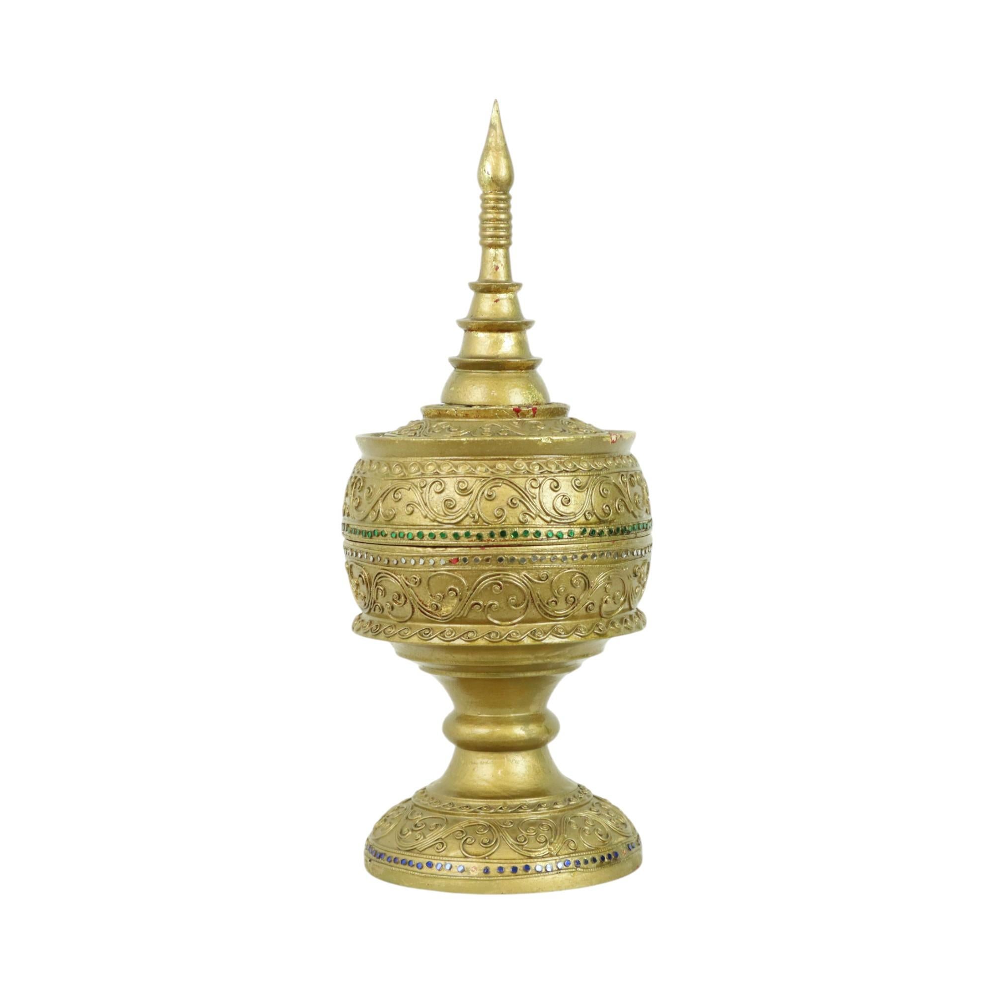 Bellissima grande ciotola da offerta vintage in legno, dorata con foglia d'oro, Birmania, circa metà del XX secolo.

Un tempo era stato dipinto, in alcuni punti la vernice è sbiadita e la foglia d'oro è ancora visibile, elaboratamente decorato con