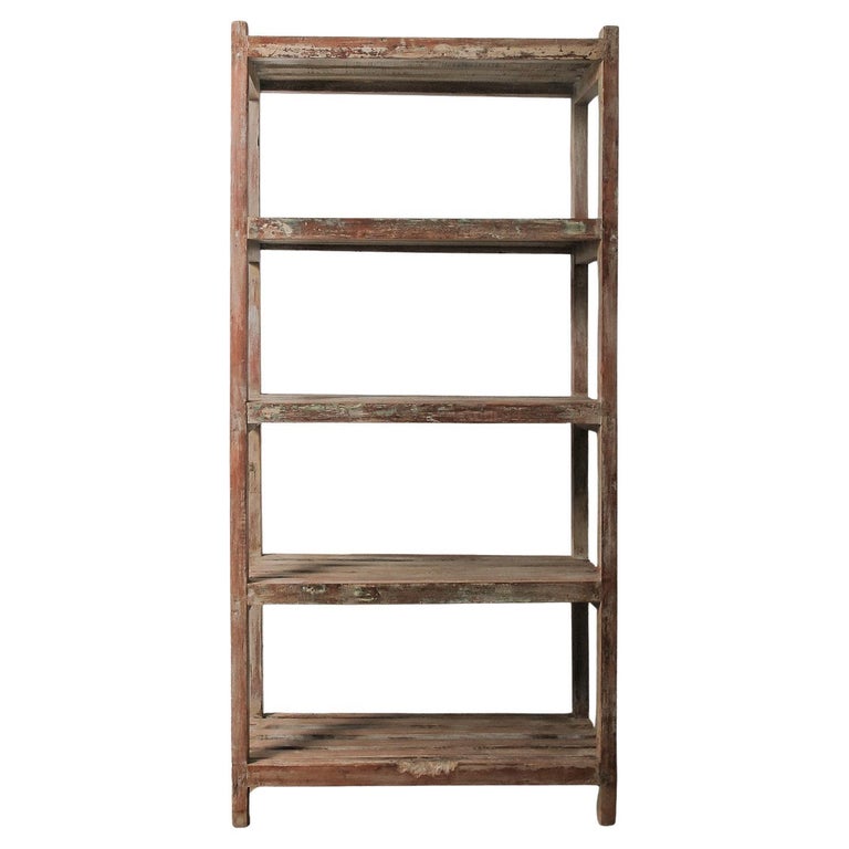 Offenes Vintage-Holzregal mit Lattenrosten und verwitterter Patina im Angebot bei 1stDibs Deutschland