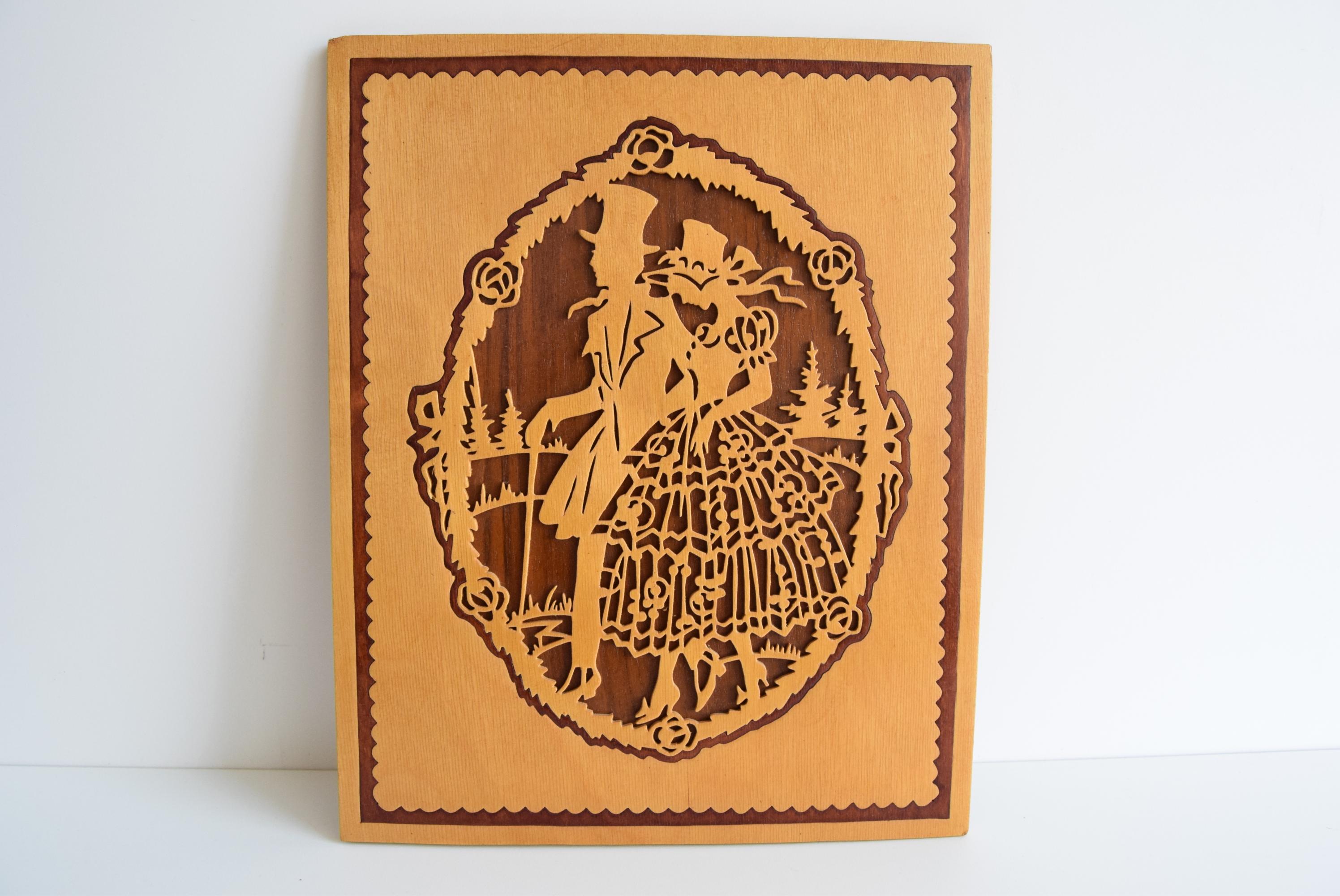 
Hergestellt aus Holz, Furnier, Sololith
Geschnitzt
Original Vintage By Zustand