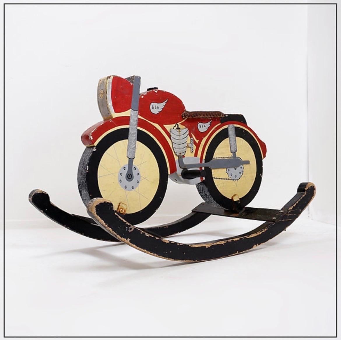 Moto BSA a dondolo in legno d'epoca - Anni '30 - Carosello, giostra

Usura coerente con l'età e l'uso.
 manca il manubrio

Vecchio giocattolo - Collection'S - gabinetto di curiosità
Misure: 100x44 H:62,5cm 24kg
Materiale: Wood - Pelle - Metallo