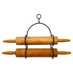 Set di mattarelli vintage in legno con supporto da parete in metallo nero, anni '70 circa