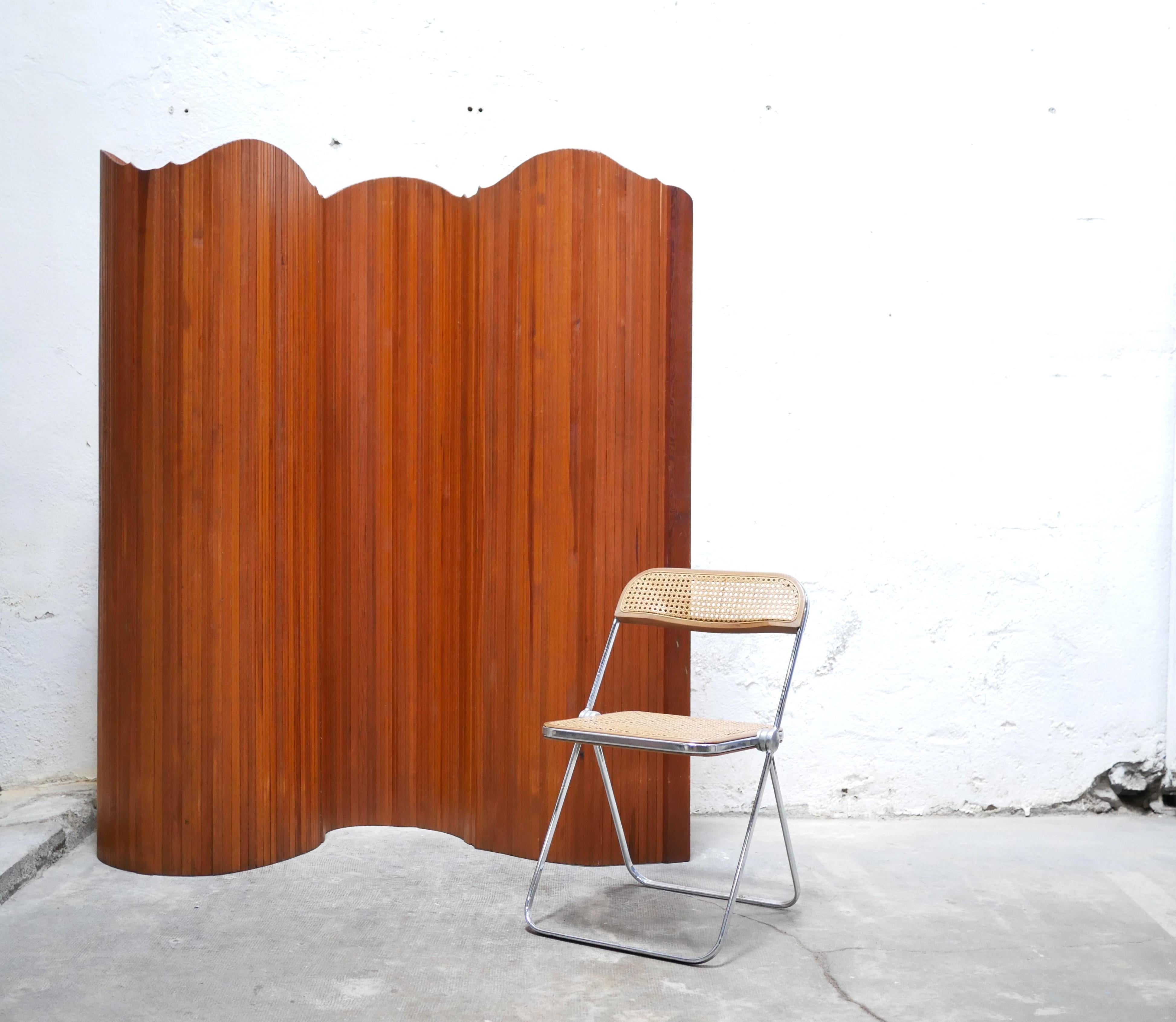 Wooden screen produced by SNSA dating from the 1950s. 

Beautifully sized, practical and aesthetic, the screen will be perfect in a current decoration. In a living room, in a restaurant or a business, it will quickly prove indispensable and will