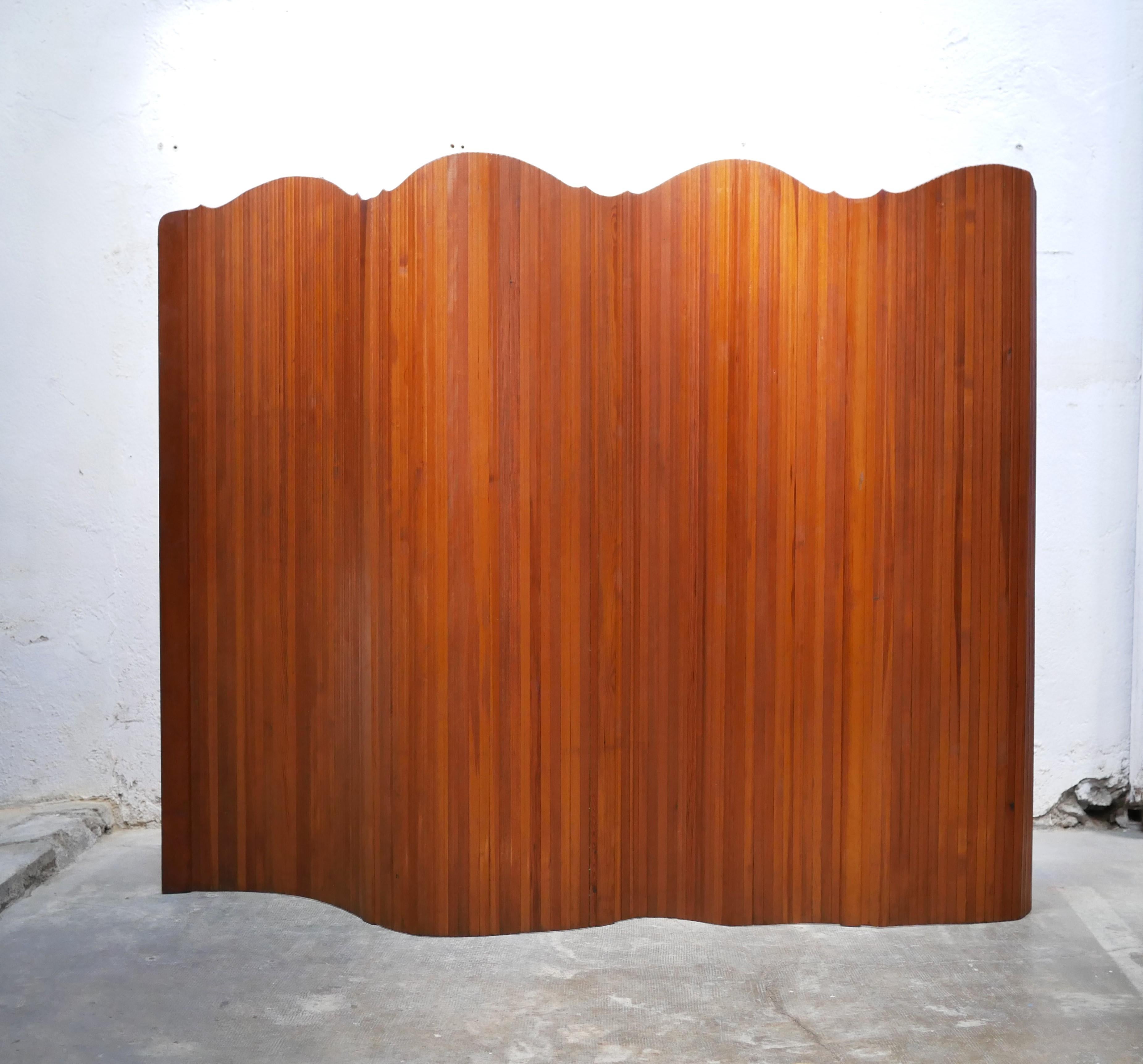 Wood Vintage wooden screen produced by SNSA For Sale