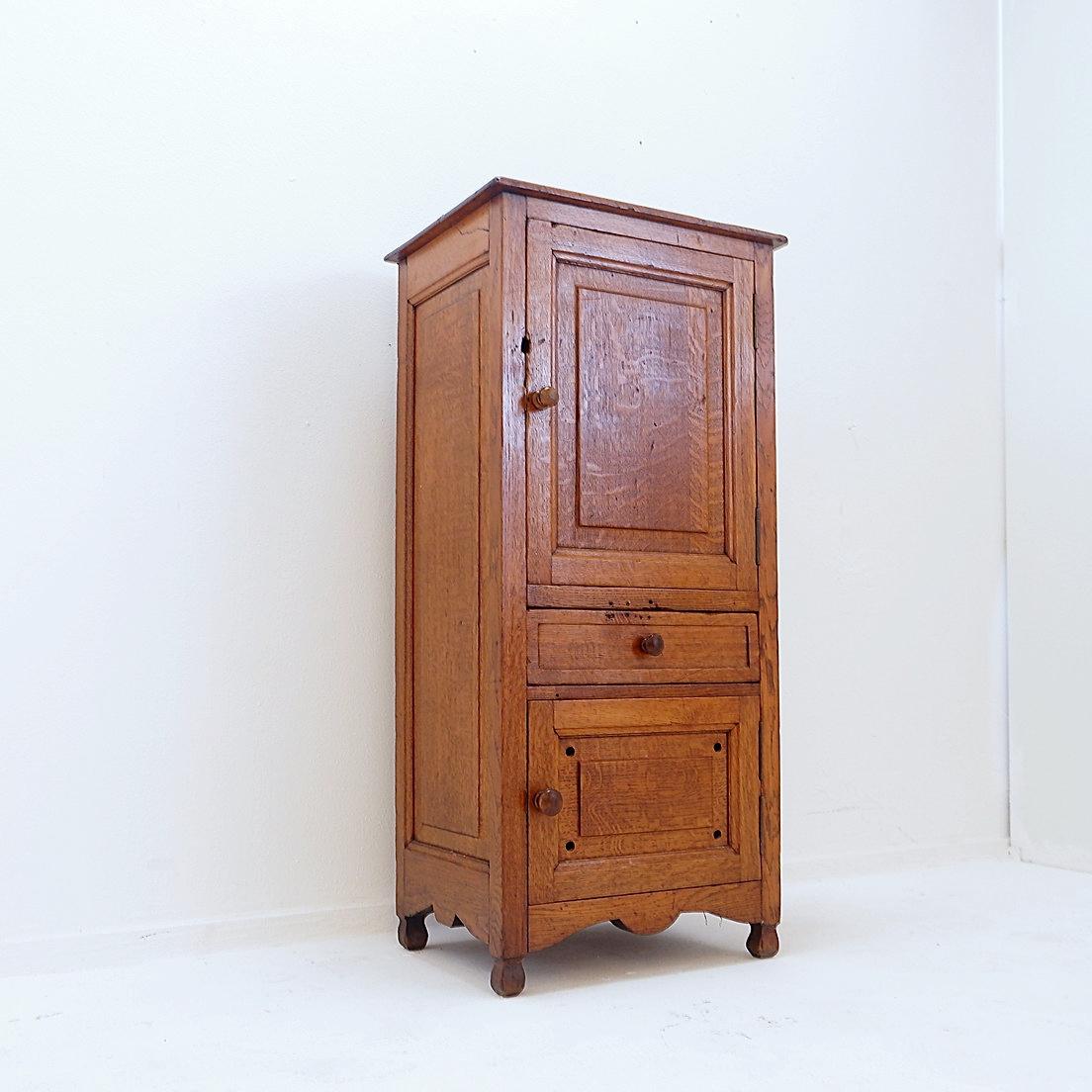 Vintage Wooden Side Cabinet - 1950s / H:105cm In Good Condition For Sale In Linkebeek, BE