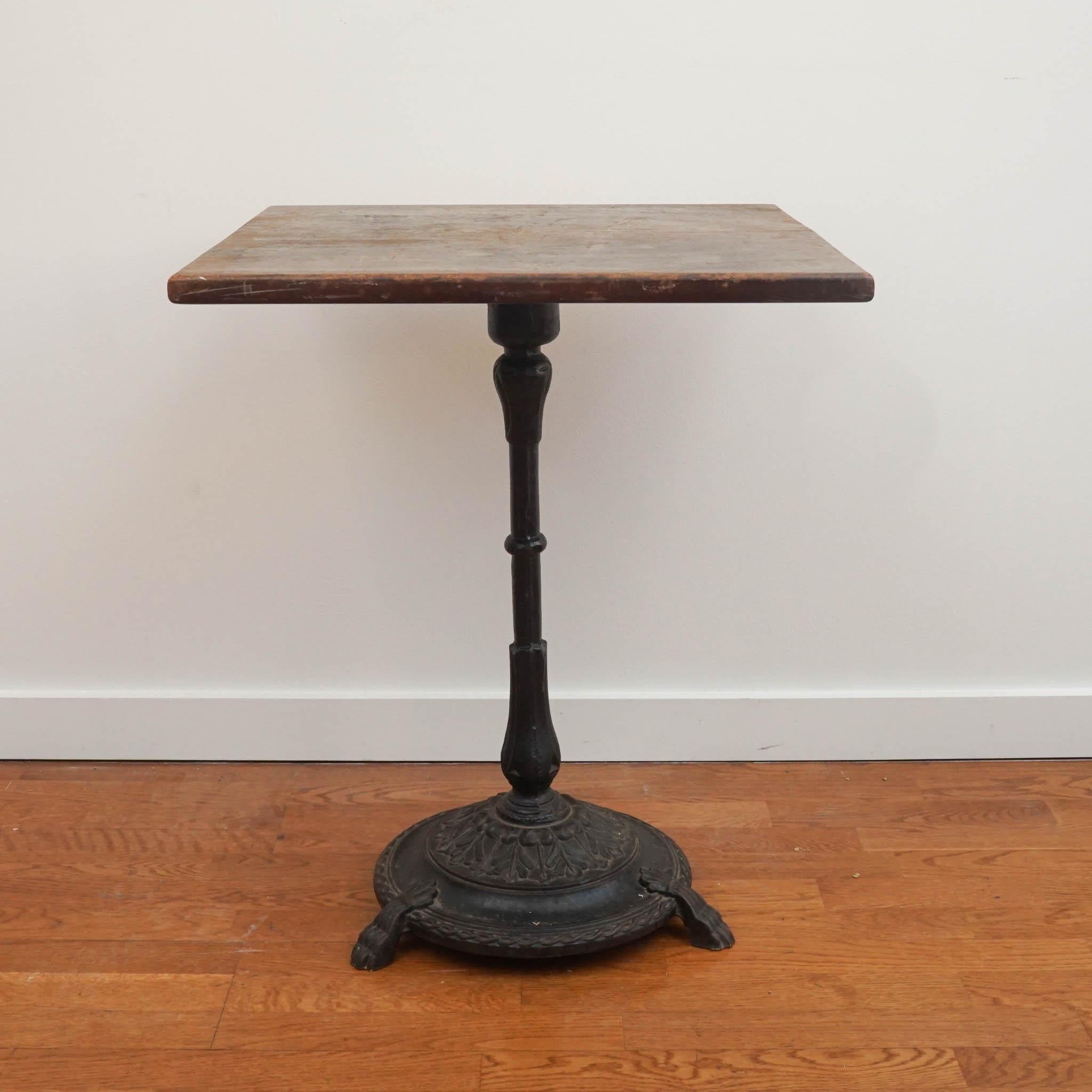 Table d'appoint vintage en bois avec base en fer en vente 2