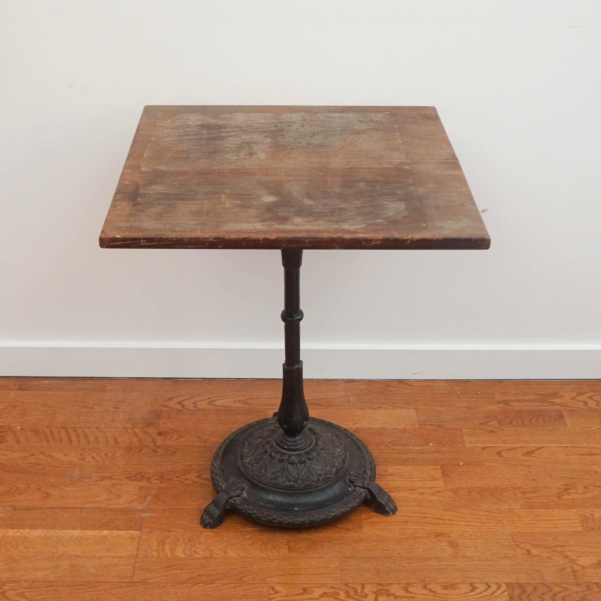 Cette table vintage en bois a une base en fer exquise, avec des détails élégants. Le plateau en bois massif est usé par les intempéries, mais sa structure est saine. Parfait pour une entrée ou même comme table de bout de canapé.

 