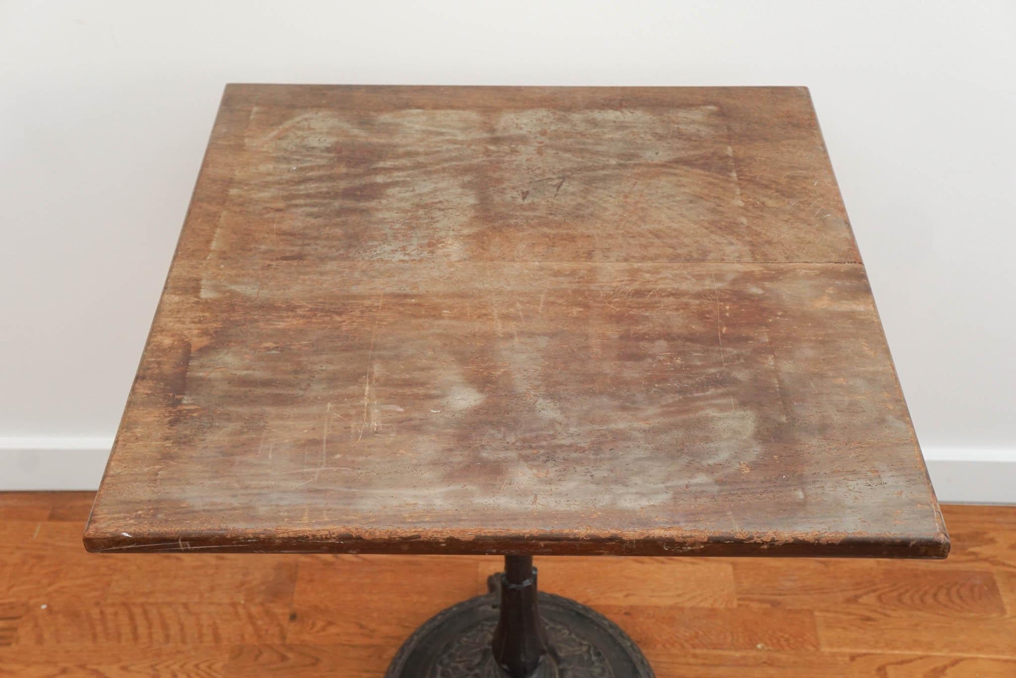 Victorien Table d'appoint vintage en bois avec base en fer en vente