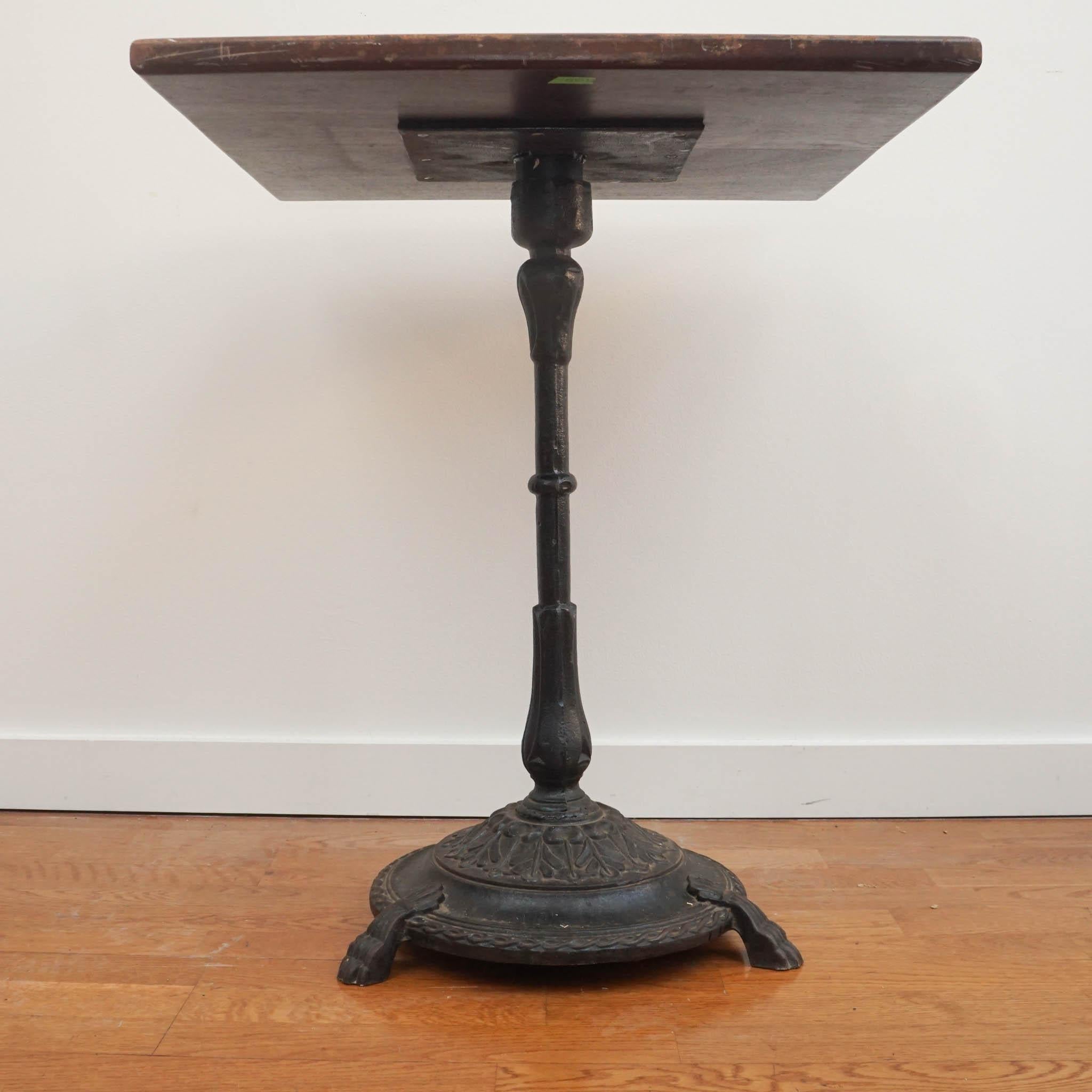 Français Table d'appoint vintage en bois avec base en fer en vente