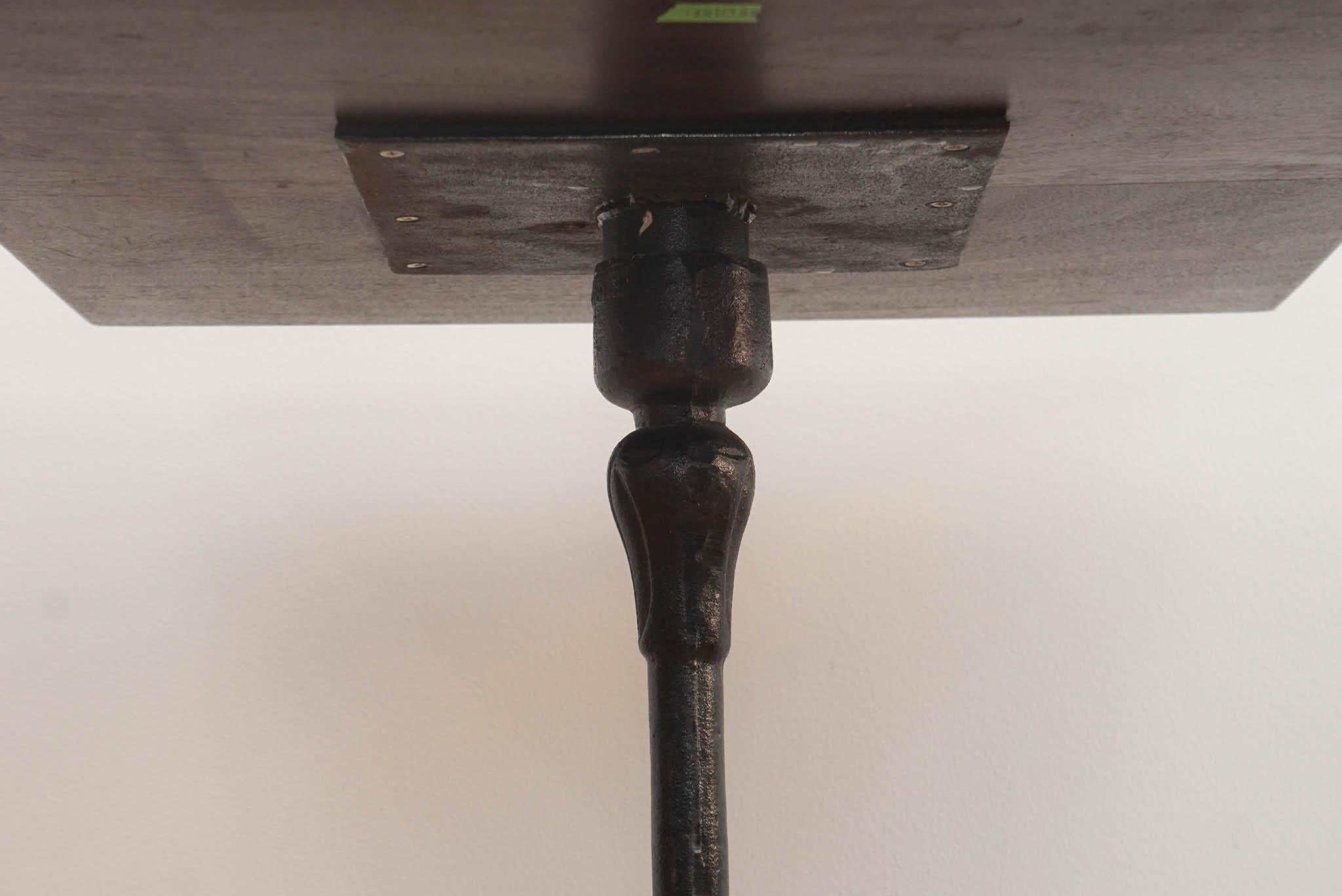 Fait main Table d'appoint vintage en bois avec base en fer en vente
