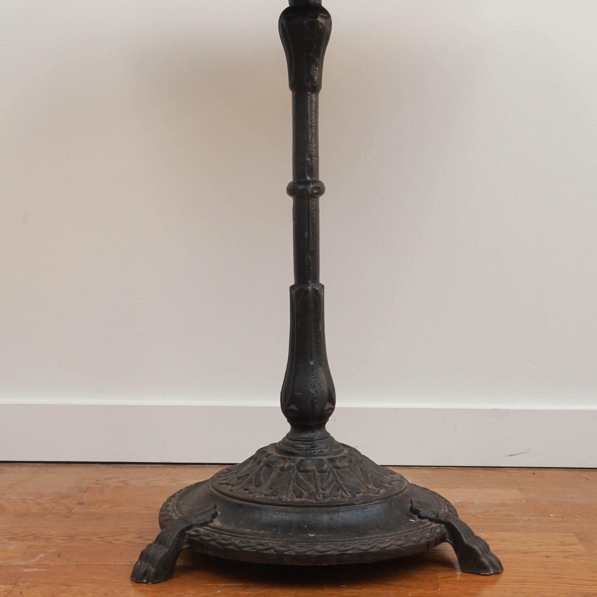 Table d'appoint vintage en bois avec base en fer Bon état - En vente à Hudson, NY