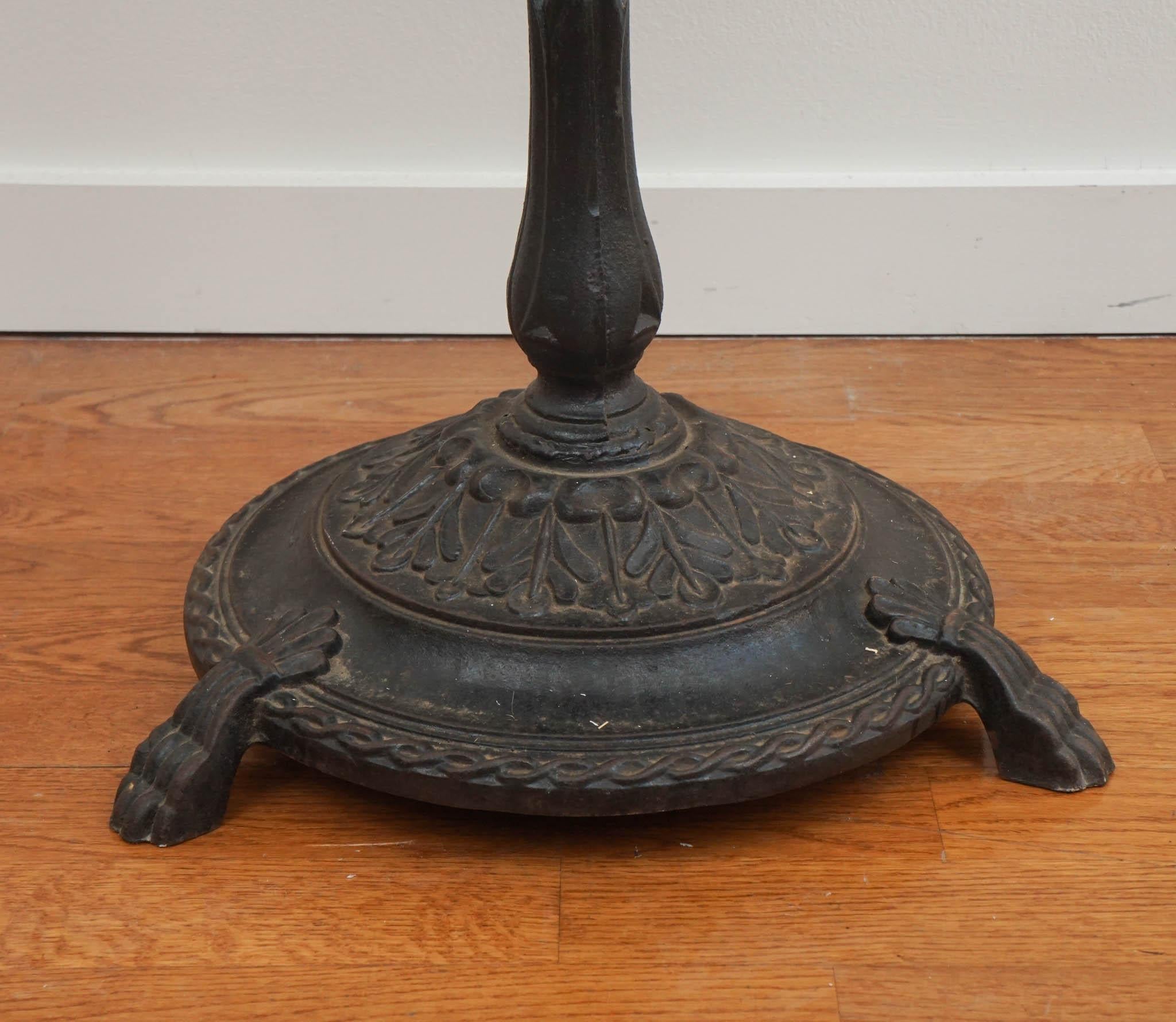 20ième siècle Table d'appoint vintage en bois avec base en fer en vente