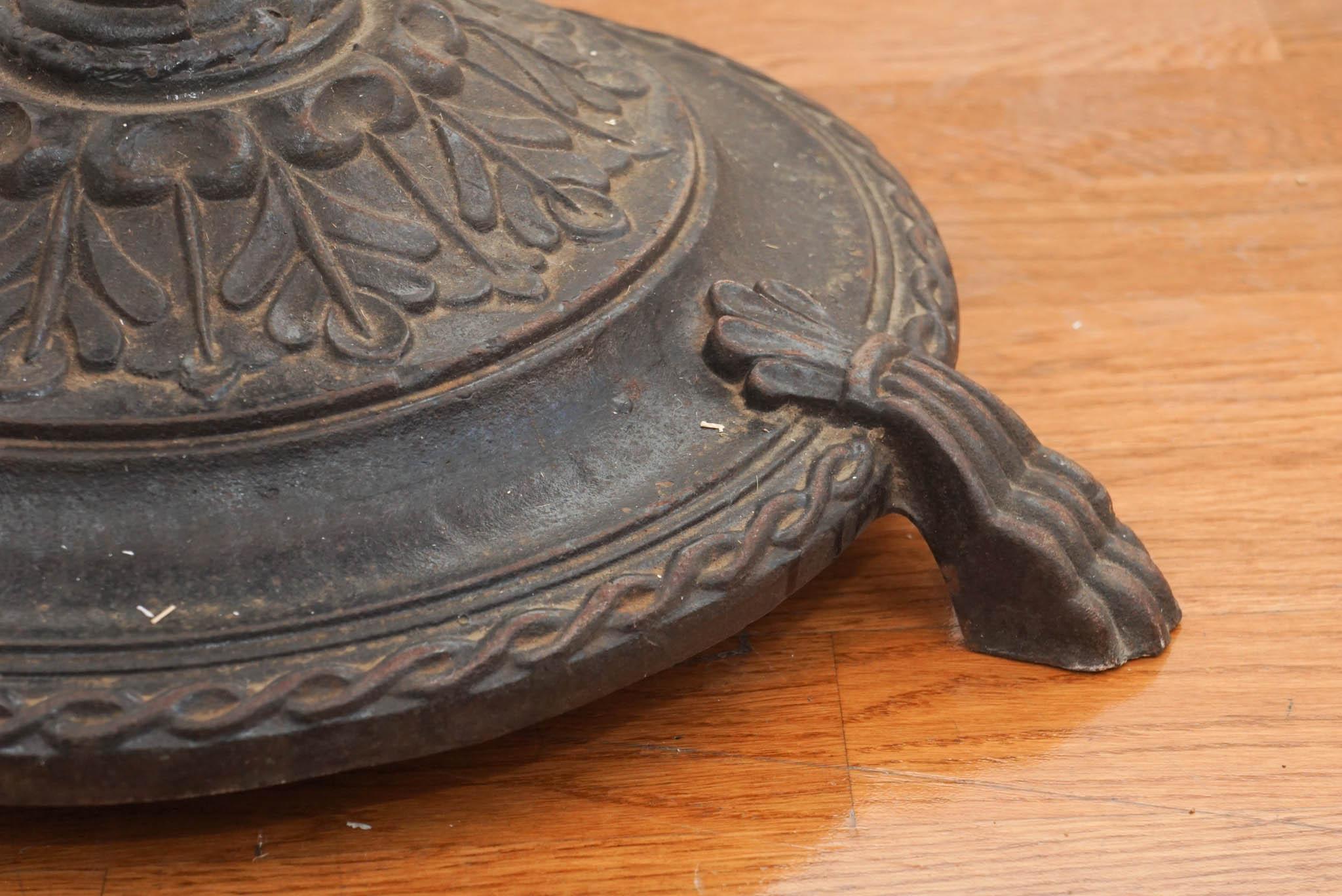 Fer Table d'appoint vintage en bois avec base en fer en vente
