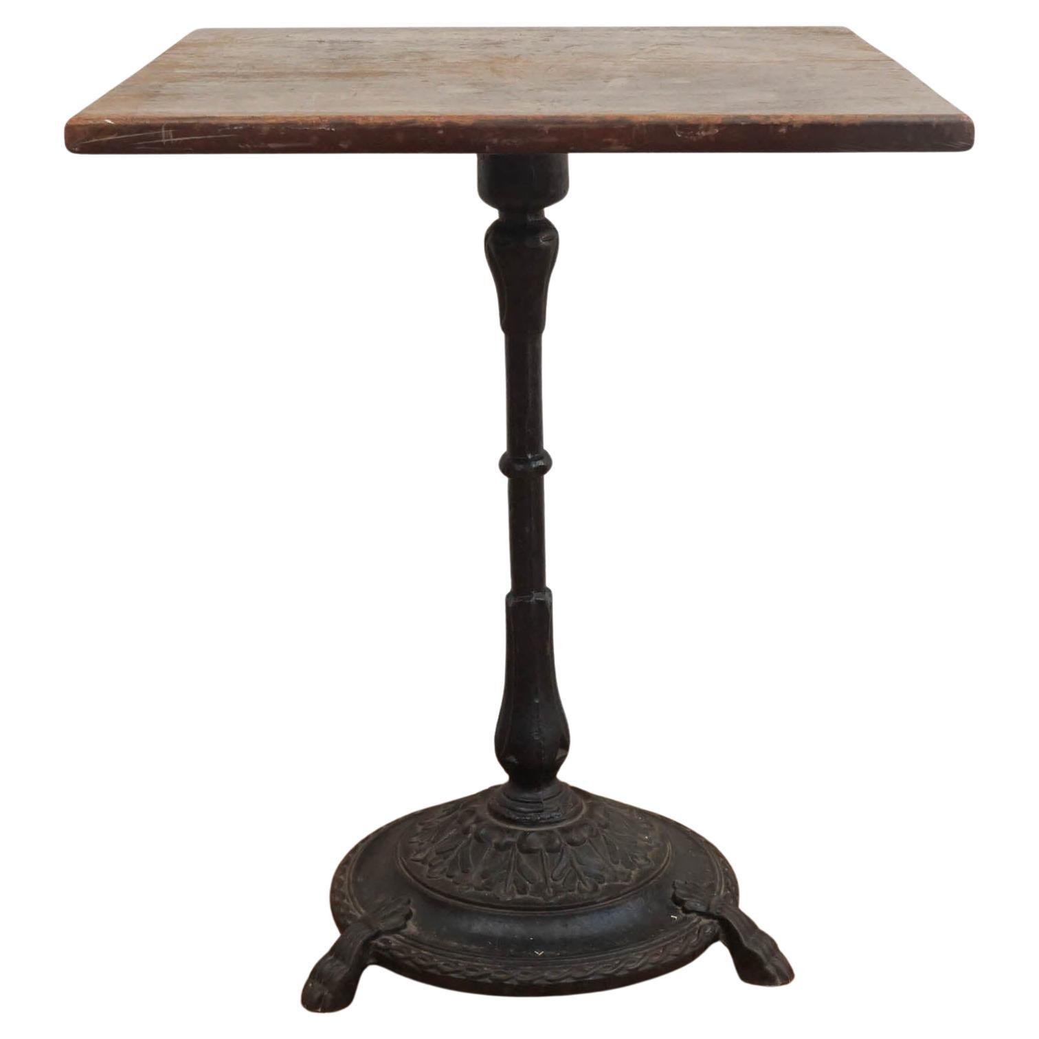 Mesa auxiliar vintage de madera con base de hierro