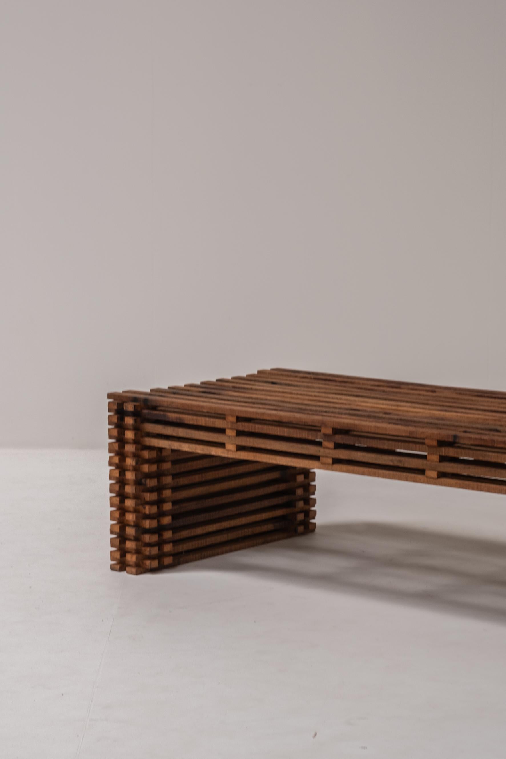 Mid-Century moderno Tavolino da caffè a doghe in legno vintage - Design scultoreo, stile anni '70 in vendita