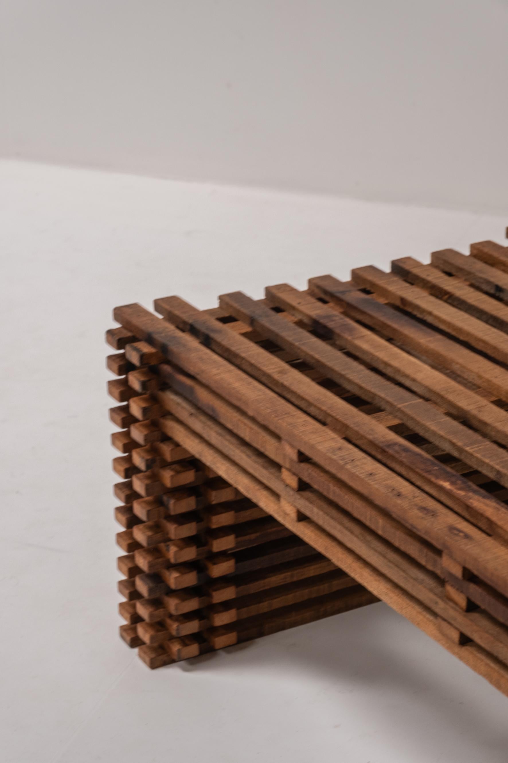 XIX secolo Tavolino da caffè a doghe in legno vintage - Design scultoreo, stile anni '70 in vendita